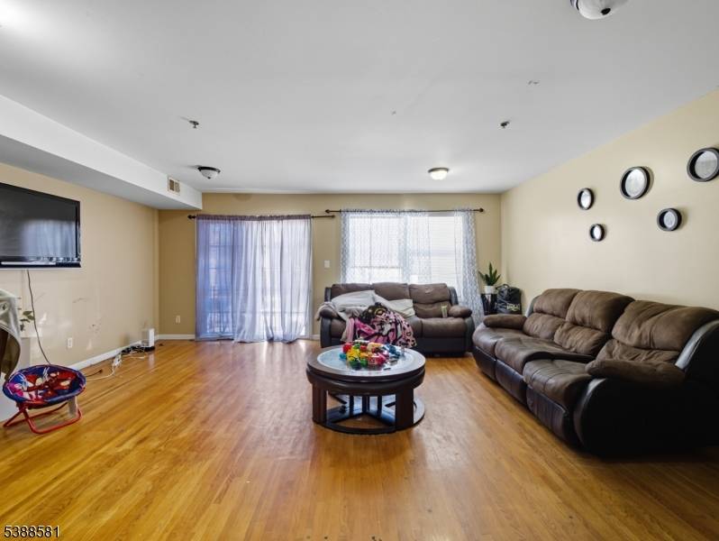 Newark City, NJ 07103,679-681 S 18Th St