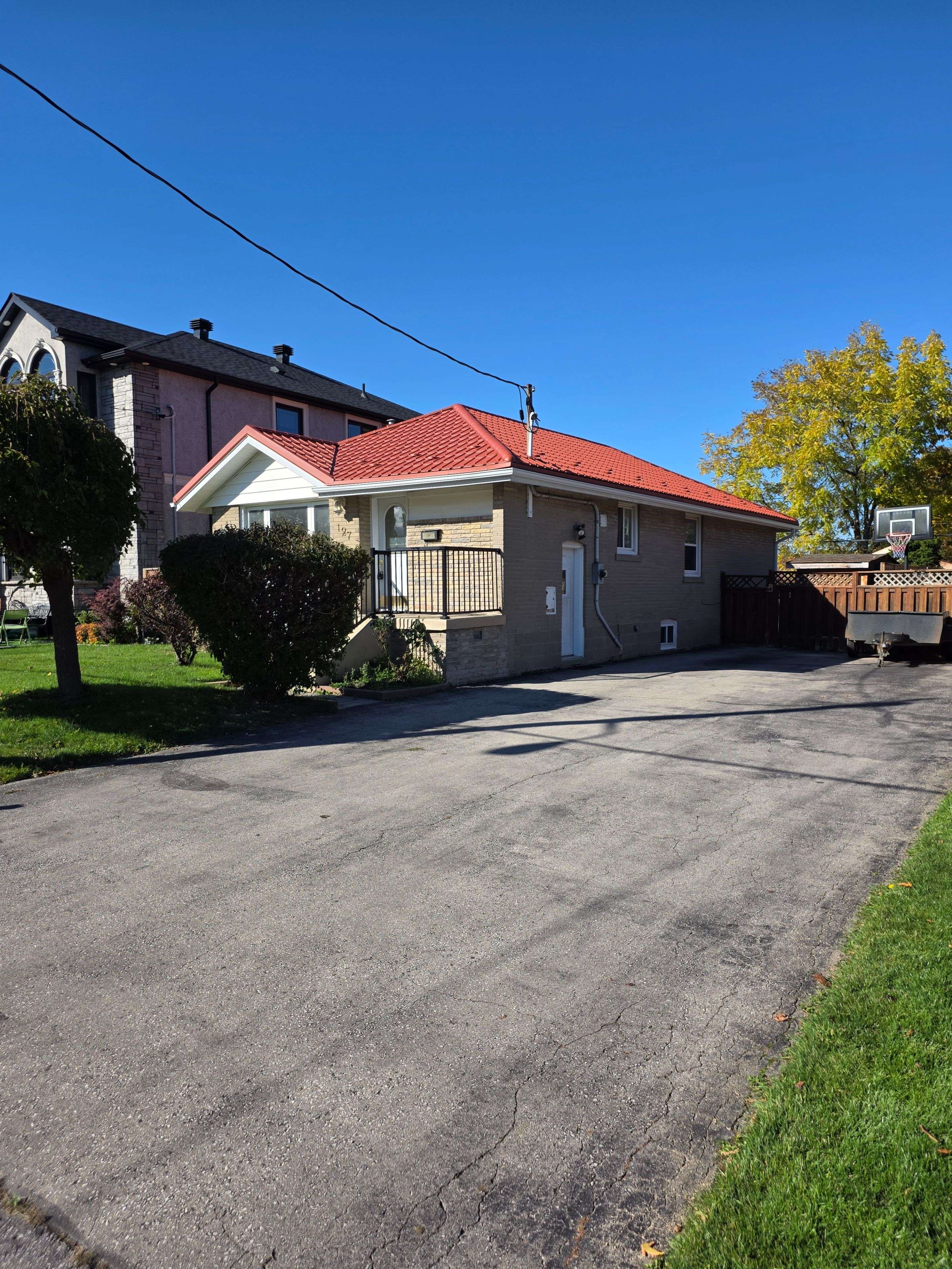 Toronto E04, ON M1R 4W2,127 Budea CRES