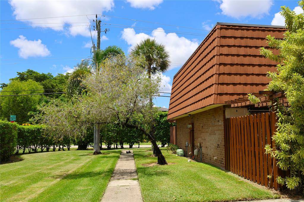 Davie, FL 33325,915 SW 120th Way