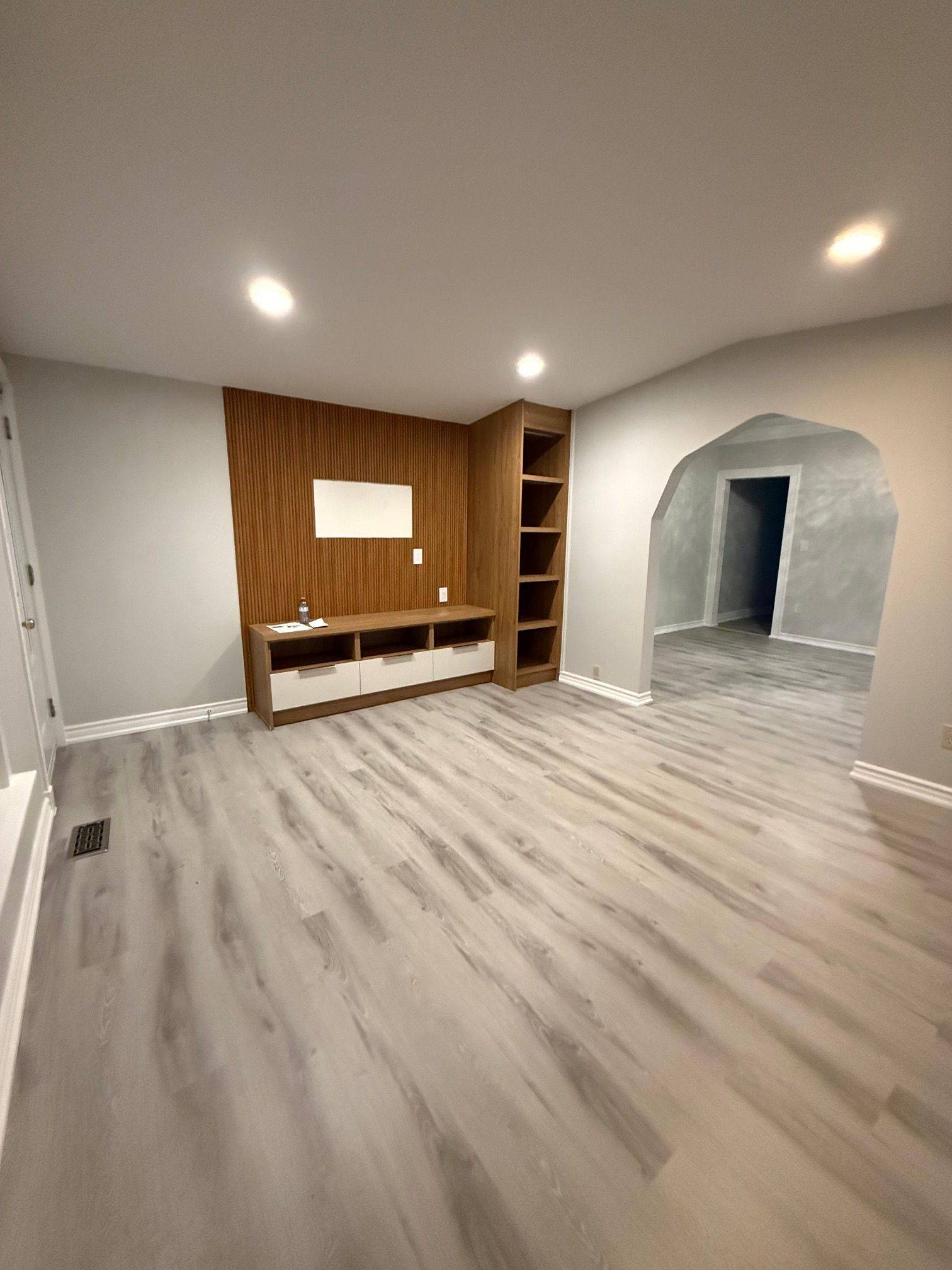 Windsor, ON N9A 5E6,572 Oak AVE