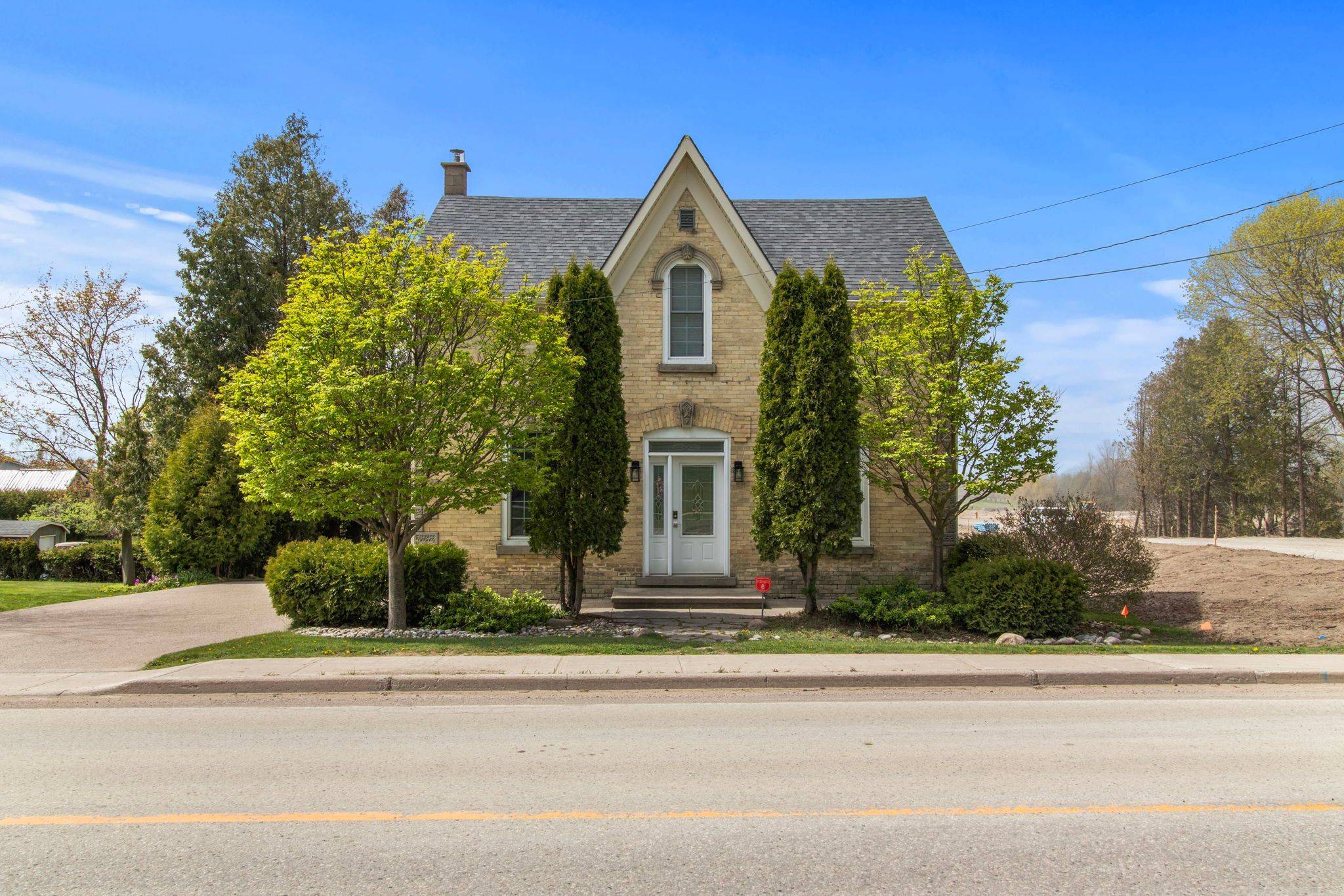 Kincardine, ON N2Z 1G5,1180 QUEEN ST