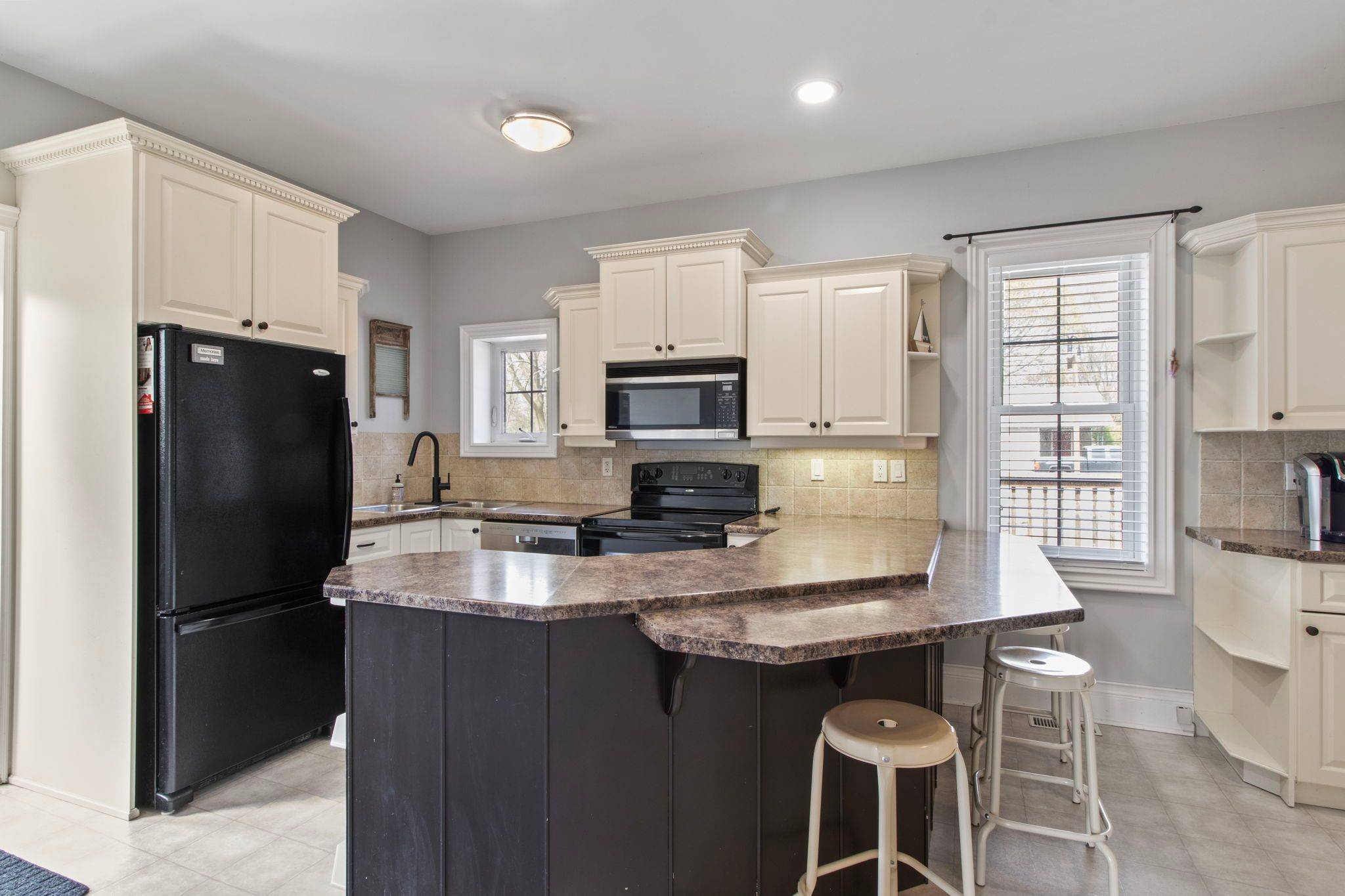 Kincardine, ON N2Z 1G5,1180 QUEEN ST