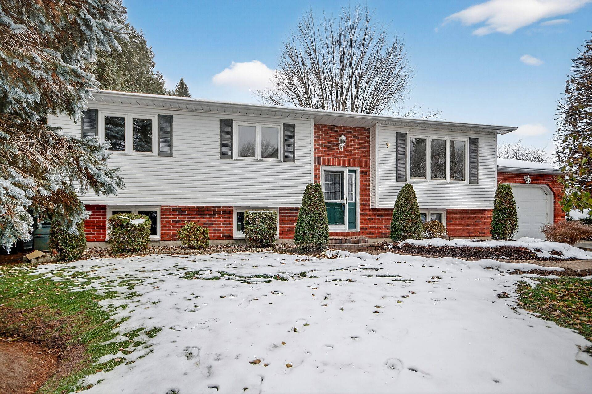 Russell, ON K4R 1C1,9 Eldon ST