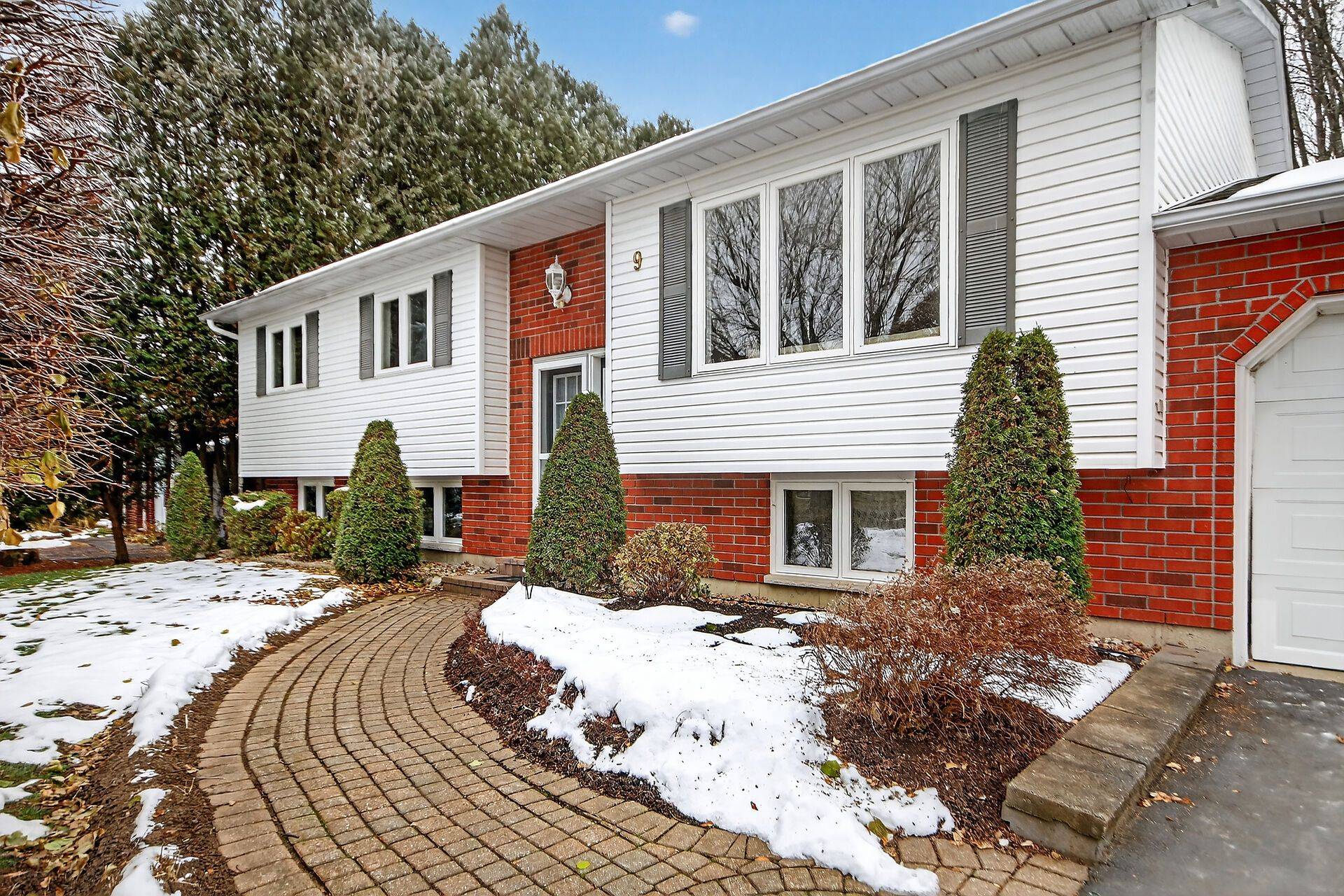 Russell, ON K4R 1C1,9 Eldon ST