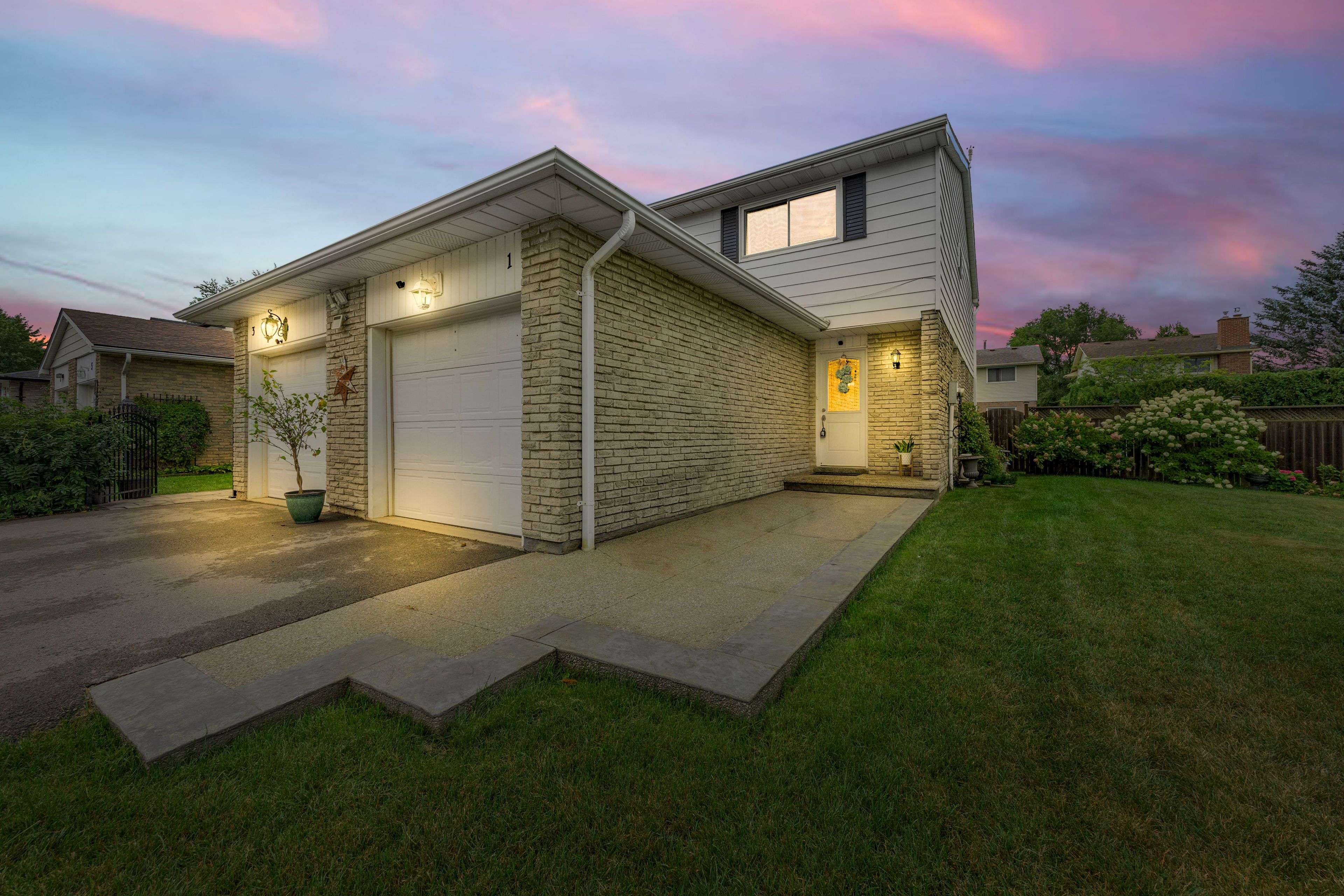 Hamilton, ON L8B 0A7,1 Aspen CT