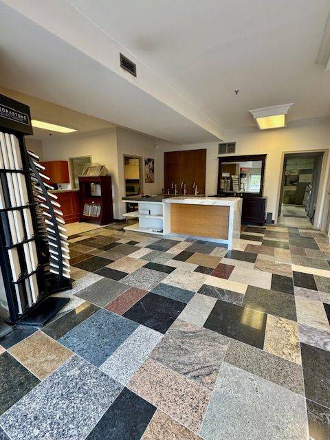 Vaughan, ON L4L 8N5,111 Regina RD #22 - 23