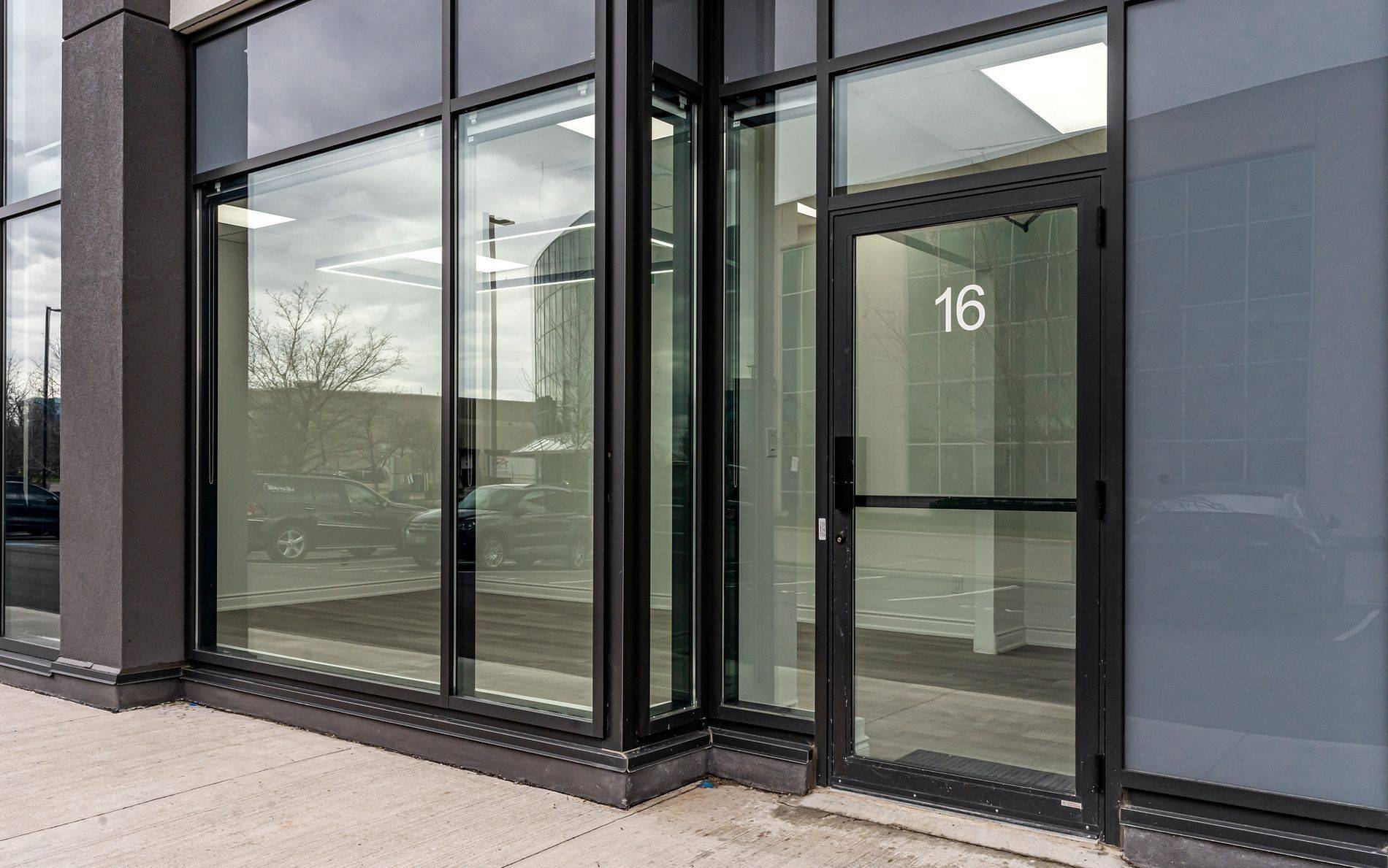 Mississauga, ON L4W 5M8,5270 Solar DR #16