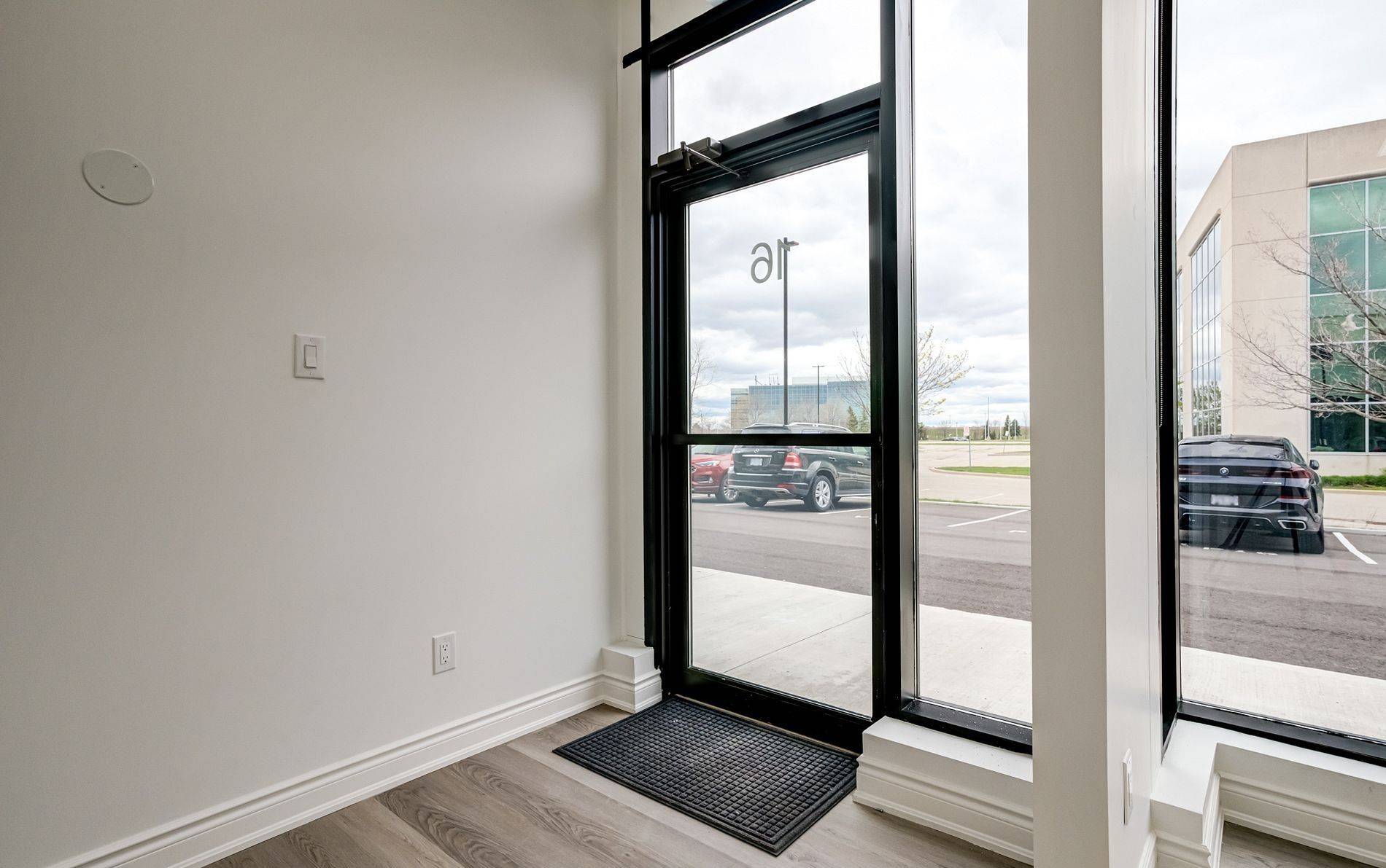 Mississauga, ON L4W 5M8,5270 Solar DR #16