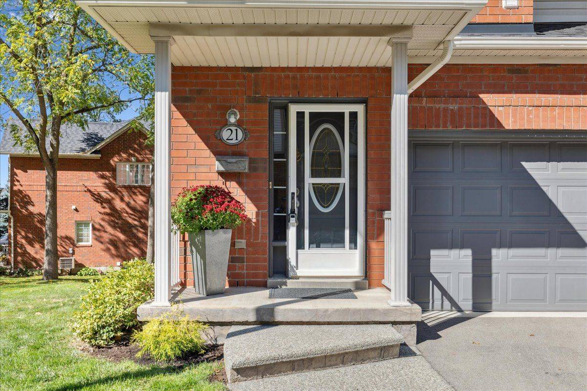 Hamilton, ON L8P 4Z4,120 Beddoe DR #21