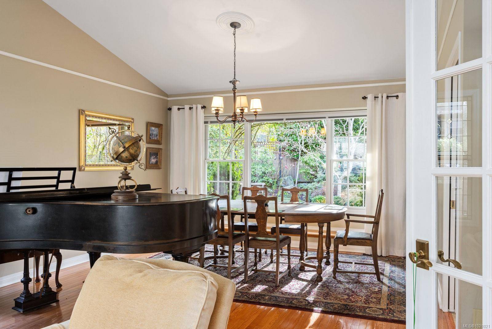 Saanich, BC V8N 6E2,3913 Gibson Crt