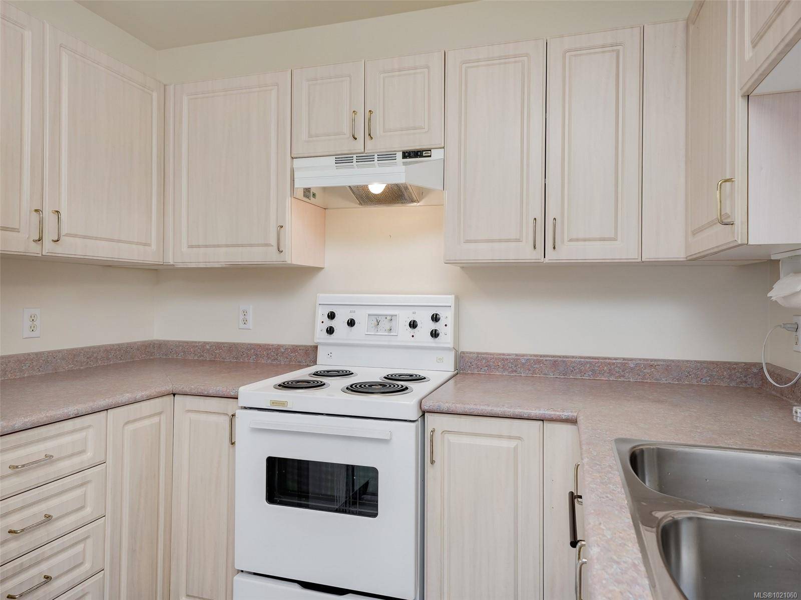 Saanich, BC V8P 5T5,1485 Garnet Rd #310