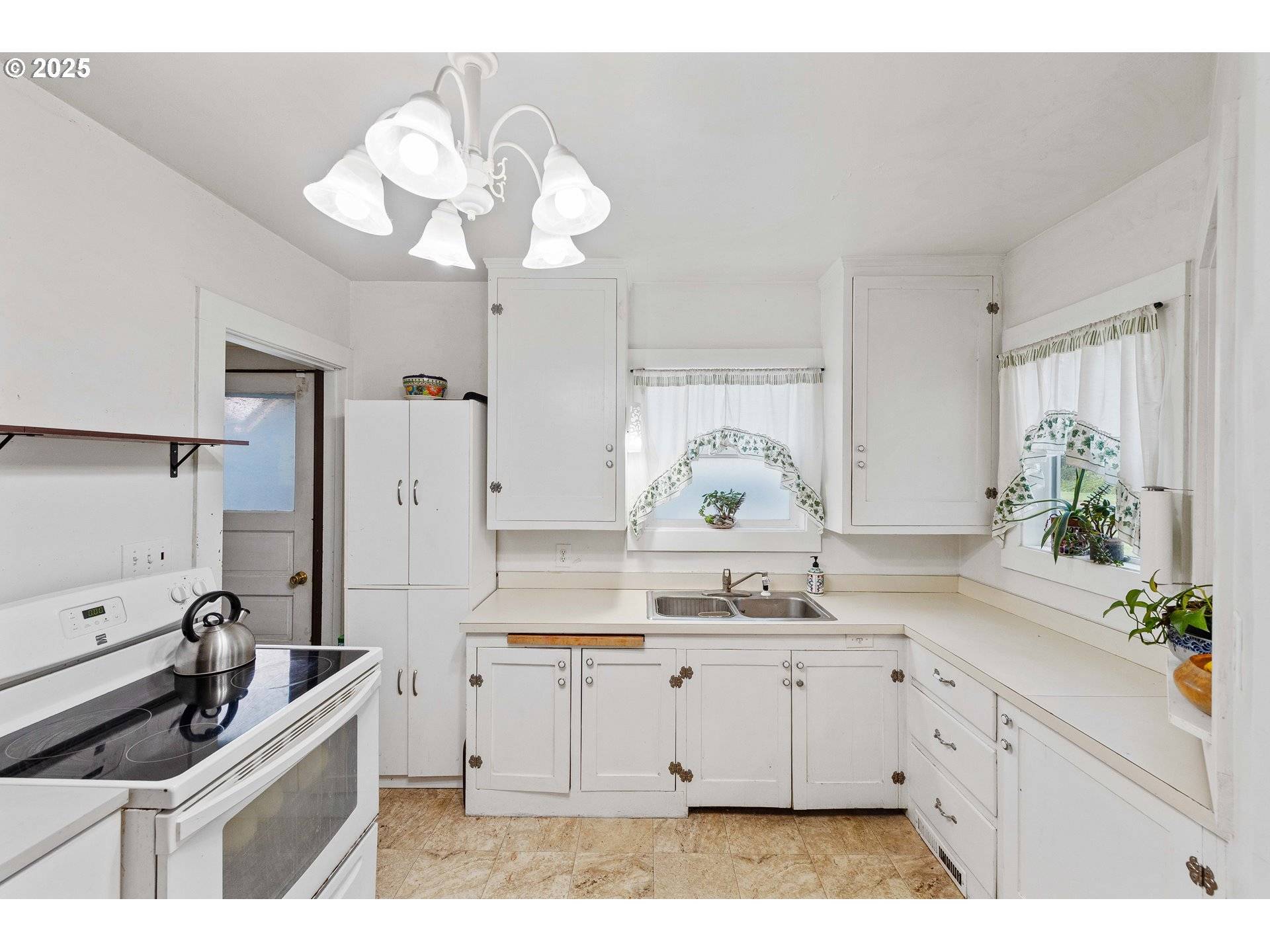 Coquille, OR 97423,865 N DEAN ST