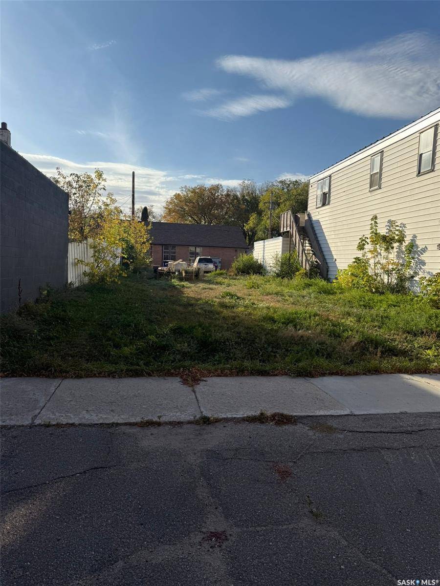 Saskatoon, SK S7M 1X1,619 H AVENUE S