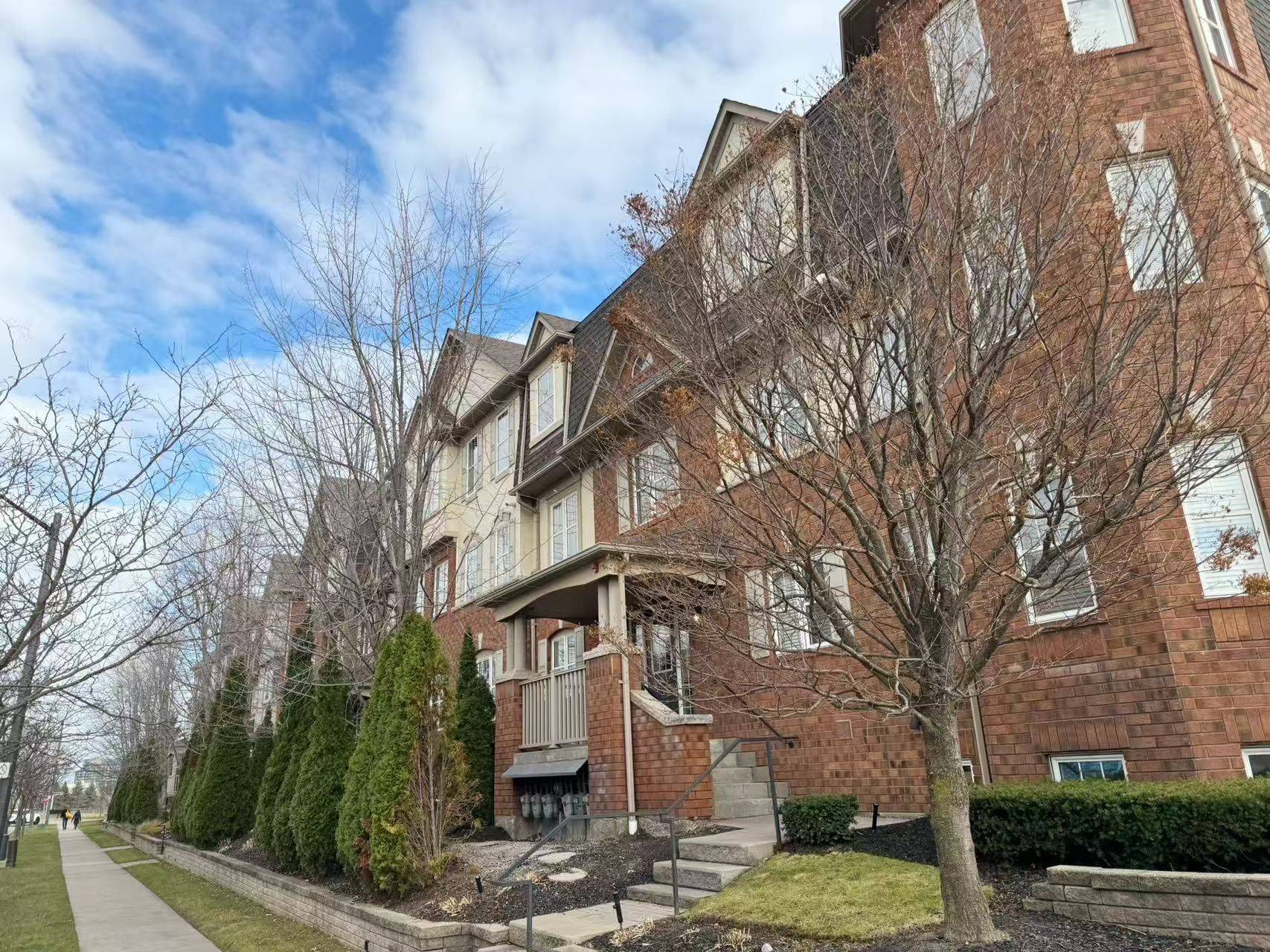 Mississauga, ON L5B 0A8,580 Shoreline DR #6