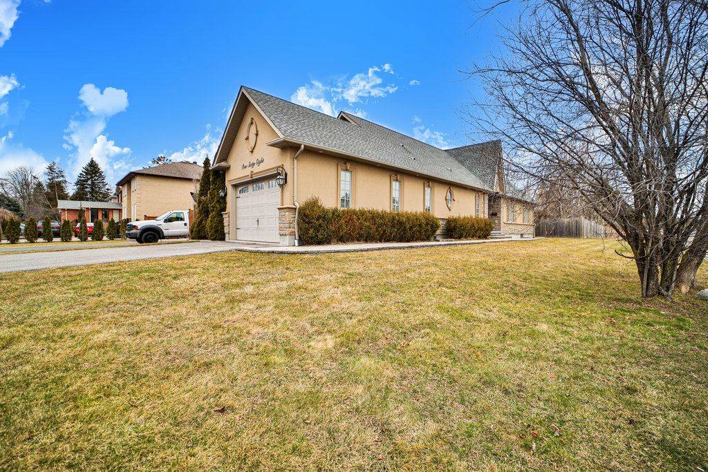 Pickering, ON L1V 1E2,168 Twyn Rivers DR