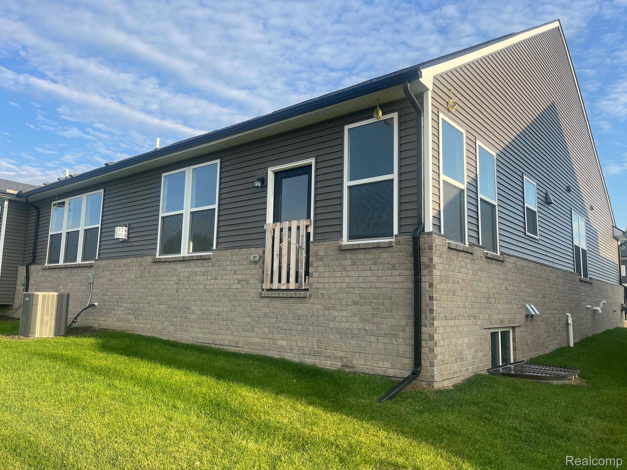 Clinton Township, MI 48038,16297 CONIFER LN