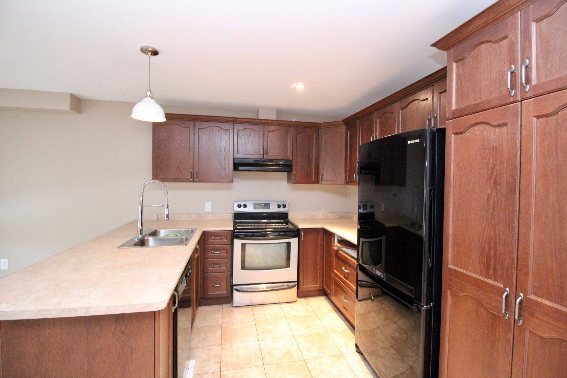 Niagara Falls, ON L2H 0H7,5727 KALAR RD #3