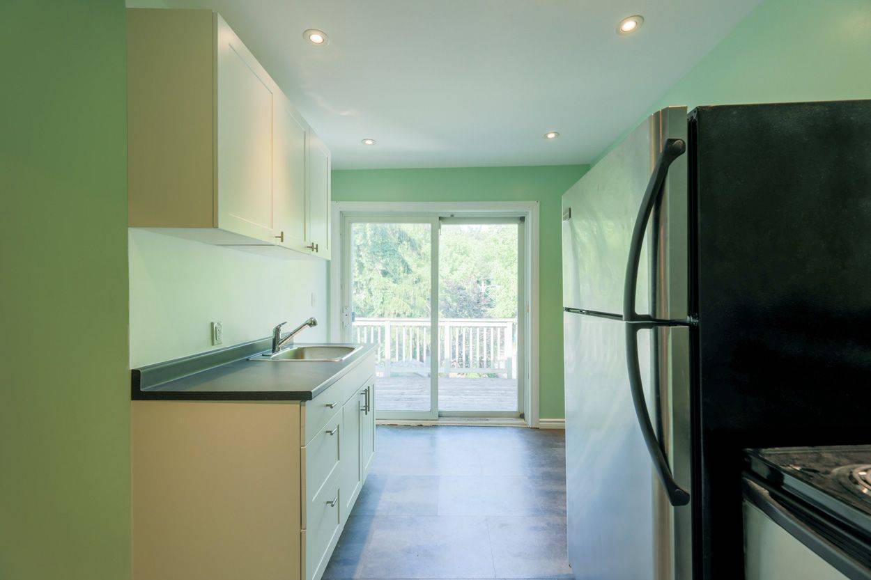 Toronto E02, ON M4E 3L7,30 Lawlor top Floor AVE