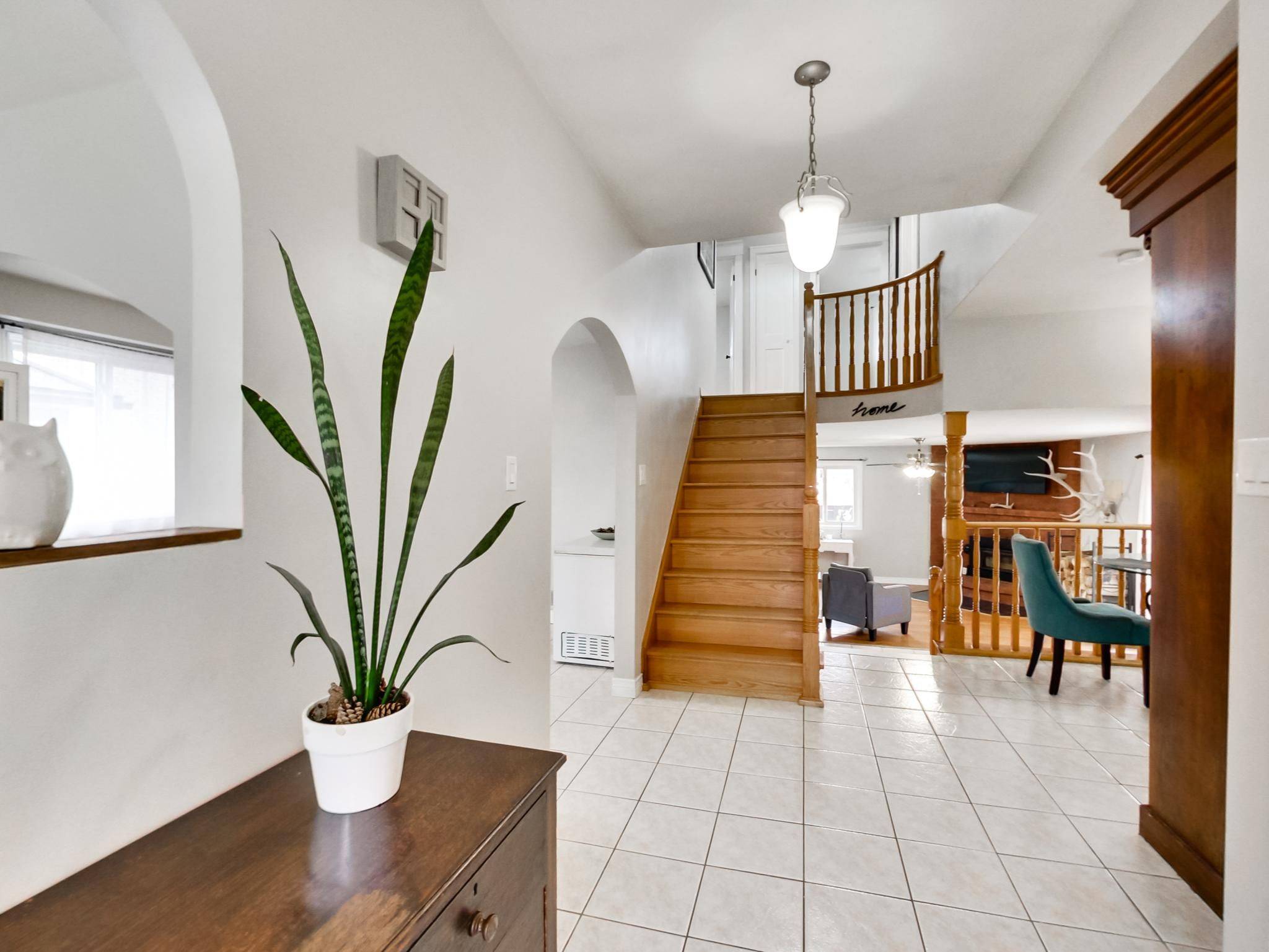 Hamilton, ON L8G 4P8,18 Pavarotti CT