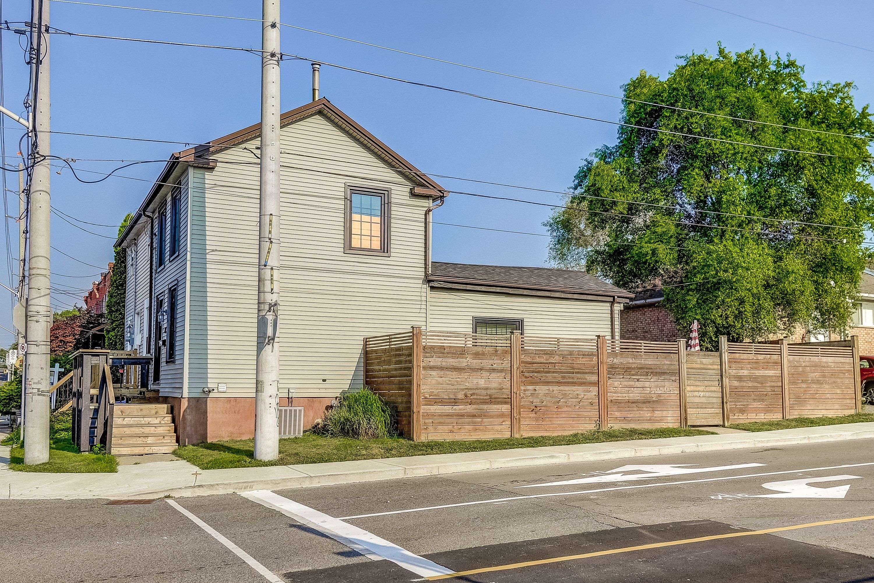 Hamilton, ON L8R 2H3,201 Barton ST W