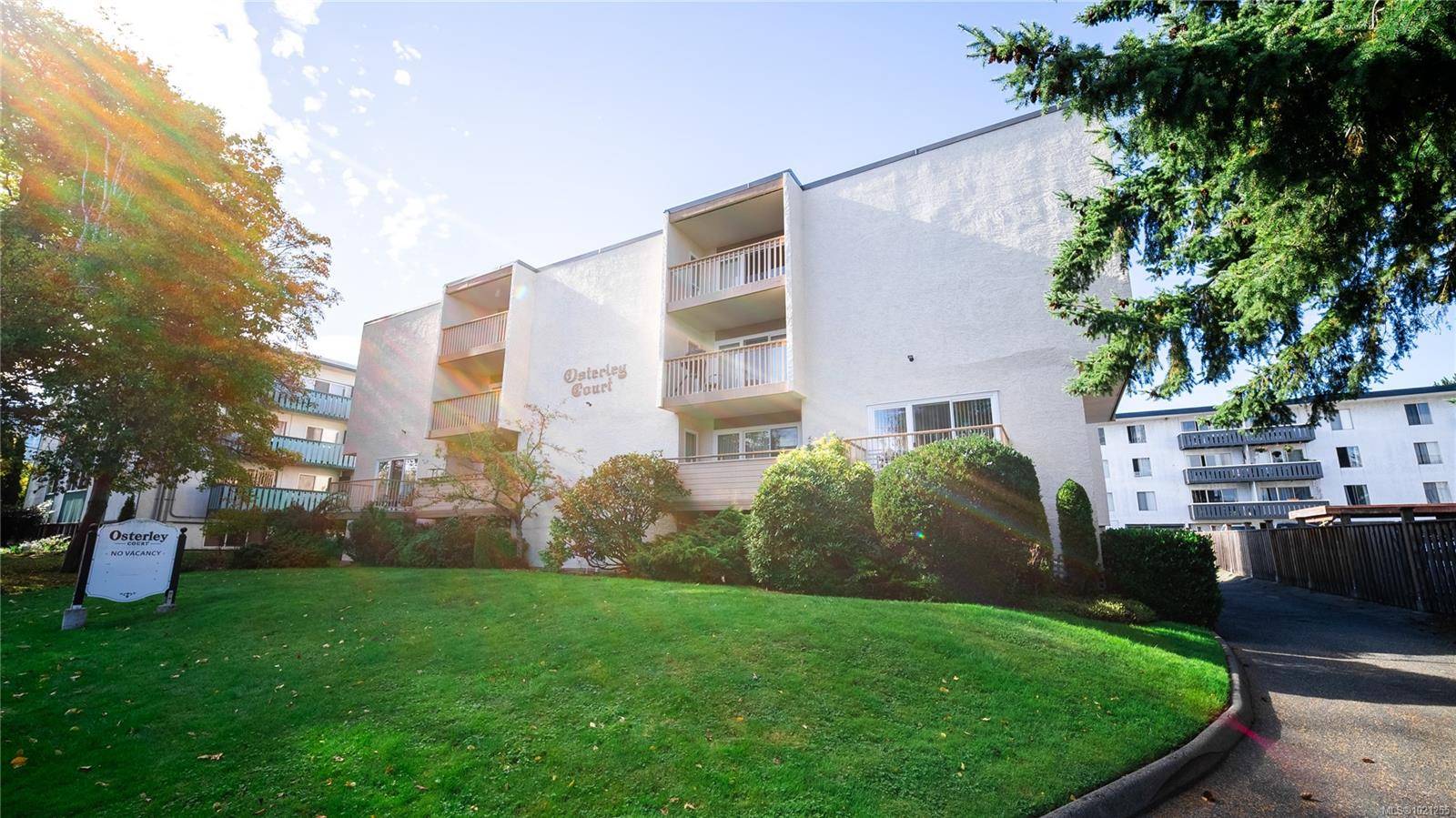 Victoria, BC V8R 4P6,1520 Richmond Ave
