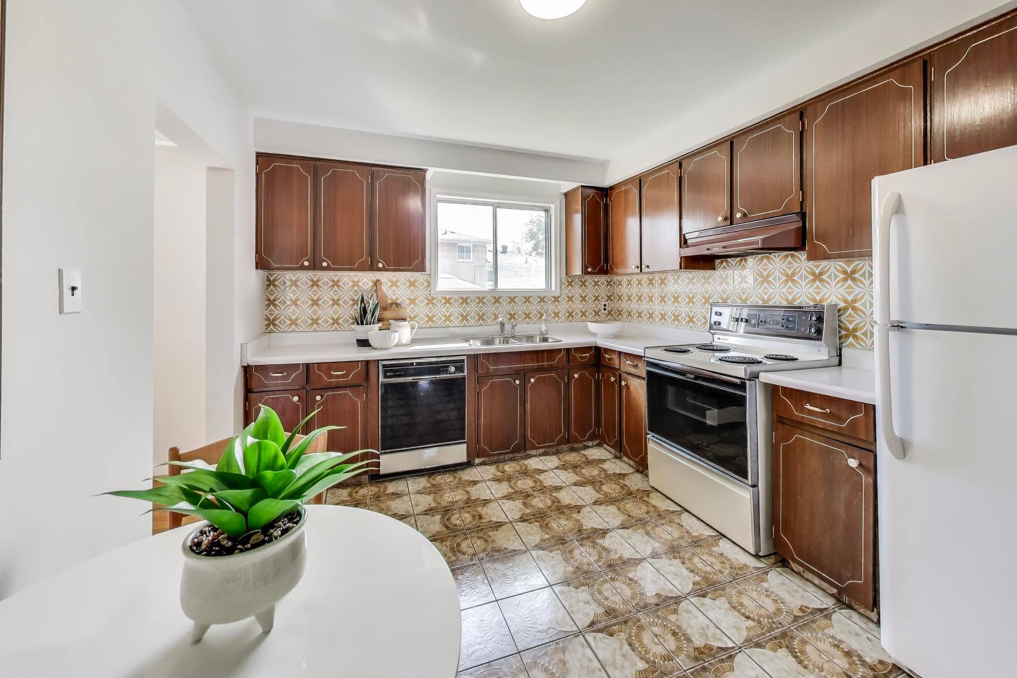 Toronto W05, ON M3N 2N6,251 Driftwood AVE