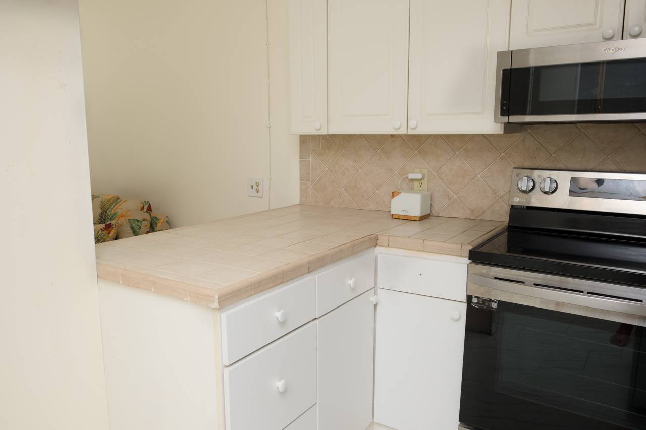 Kailua-kona, HI 96740,75-6100 ALII DR #B4