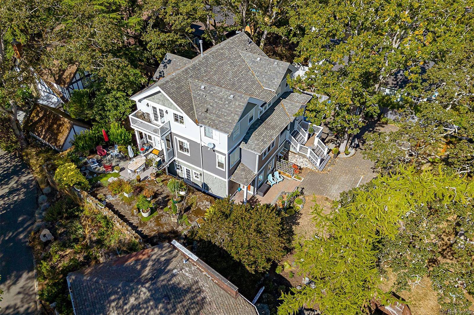 Victoria, BC V8S 3R7,1002 Carberry Gdns #1