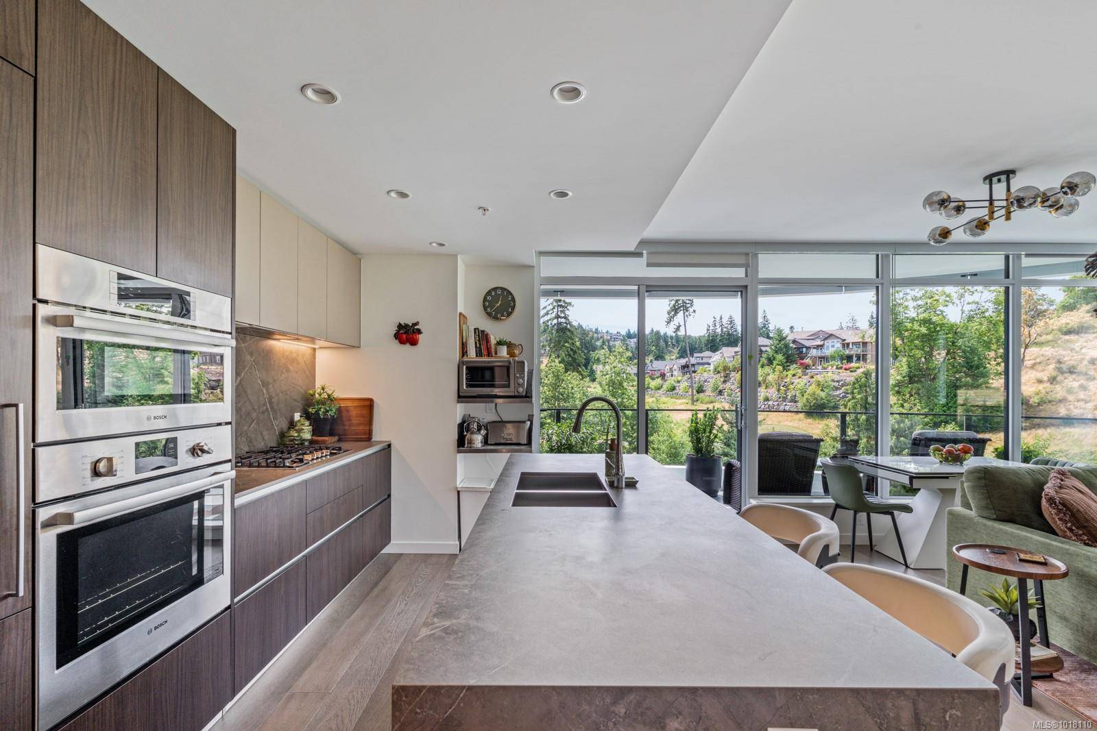 Langford, BC V9B 7C1,2000 Hannington Rd #815