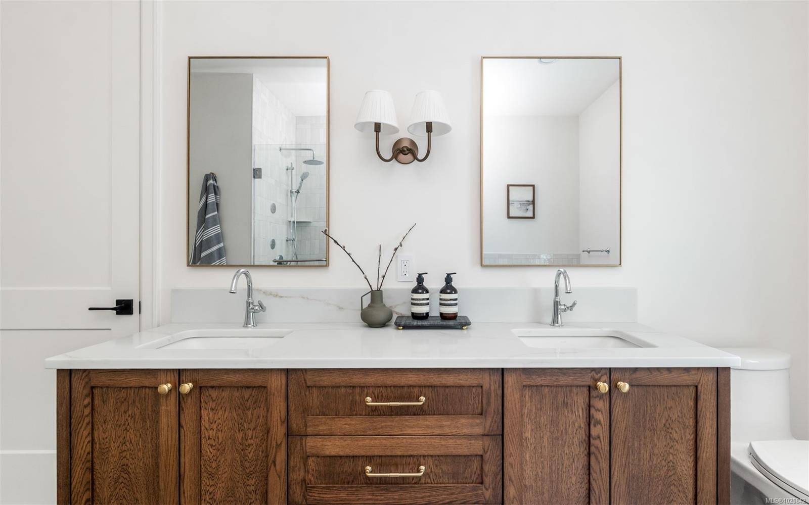 Oak Bay, BC V8S 2W1,2189 BeaverBrooke St