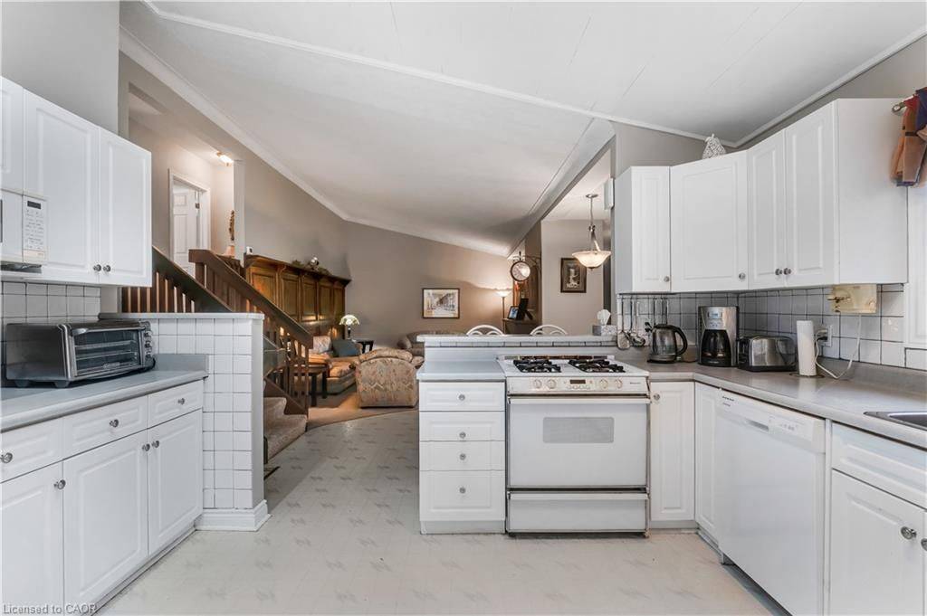 Grimsby, ON L3M 1V2,14 MARILYN ST