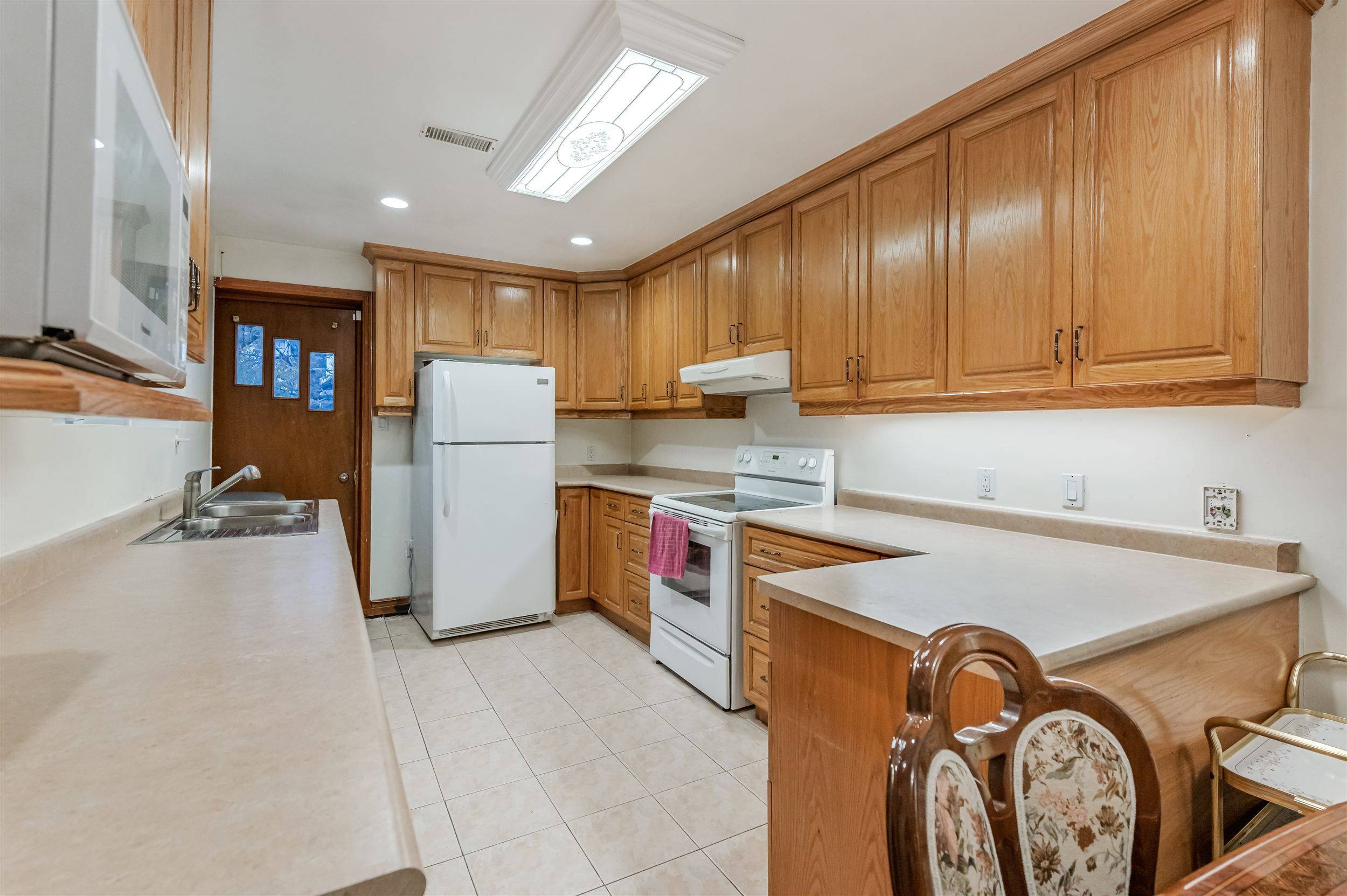 Toronto E01, ON M4L 1Z4,1394 Gerrard ST E