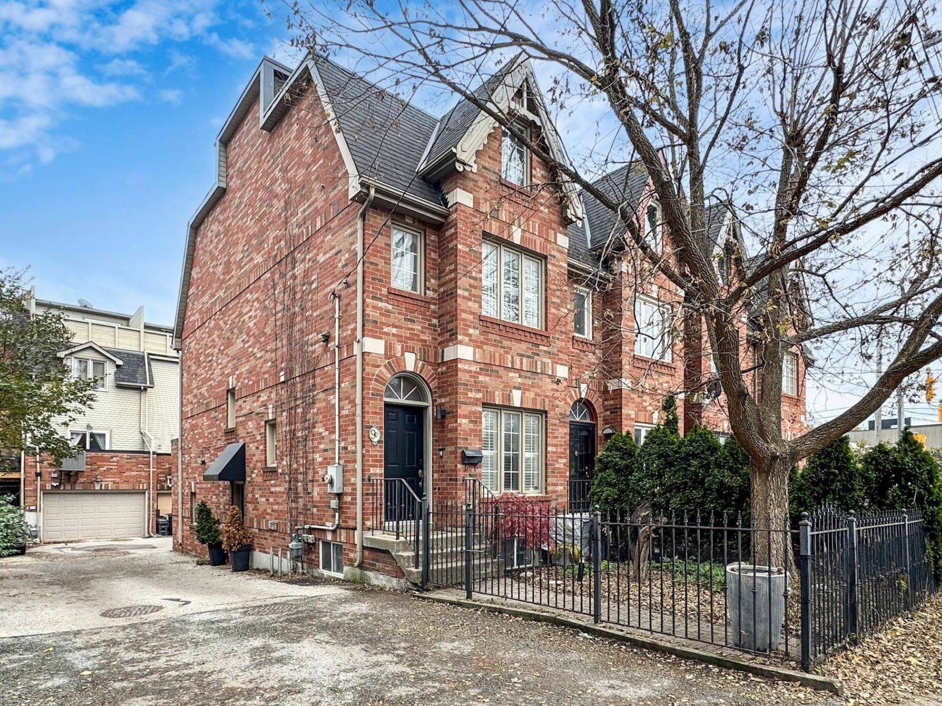 Toronto E01, ON M4L 2W4,9D Woodfield RD