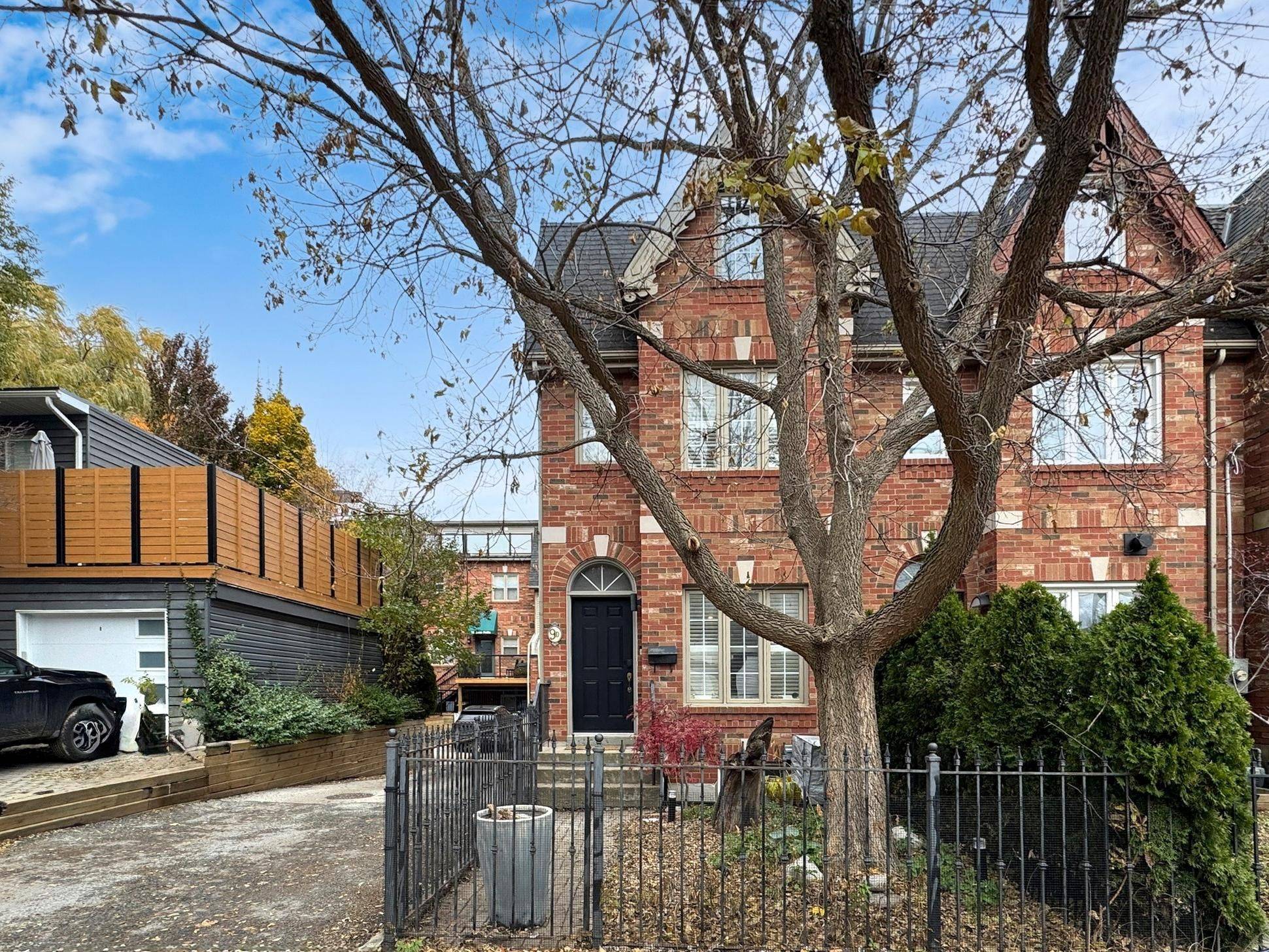 Toronto E01, ON M4L 2W4,9D Woodfield RD