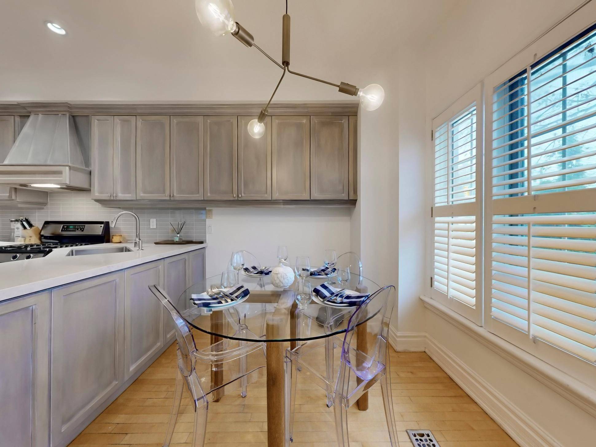 Toronto E01, ON M4L 2W4,9D Woodfield RD