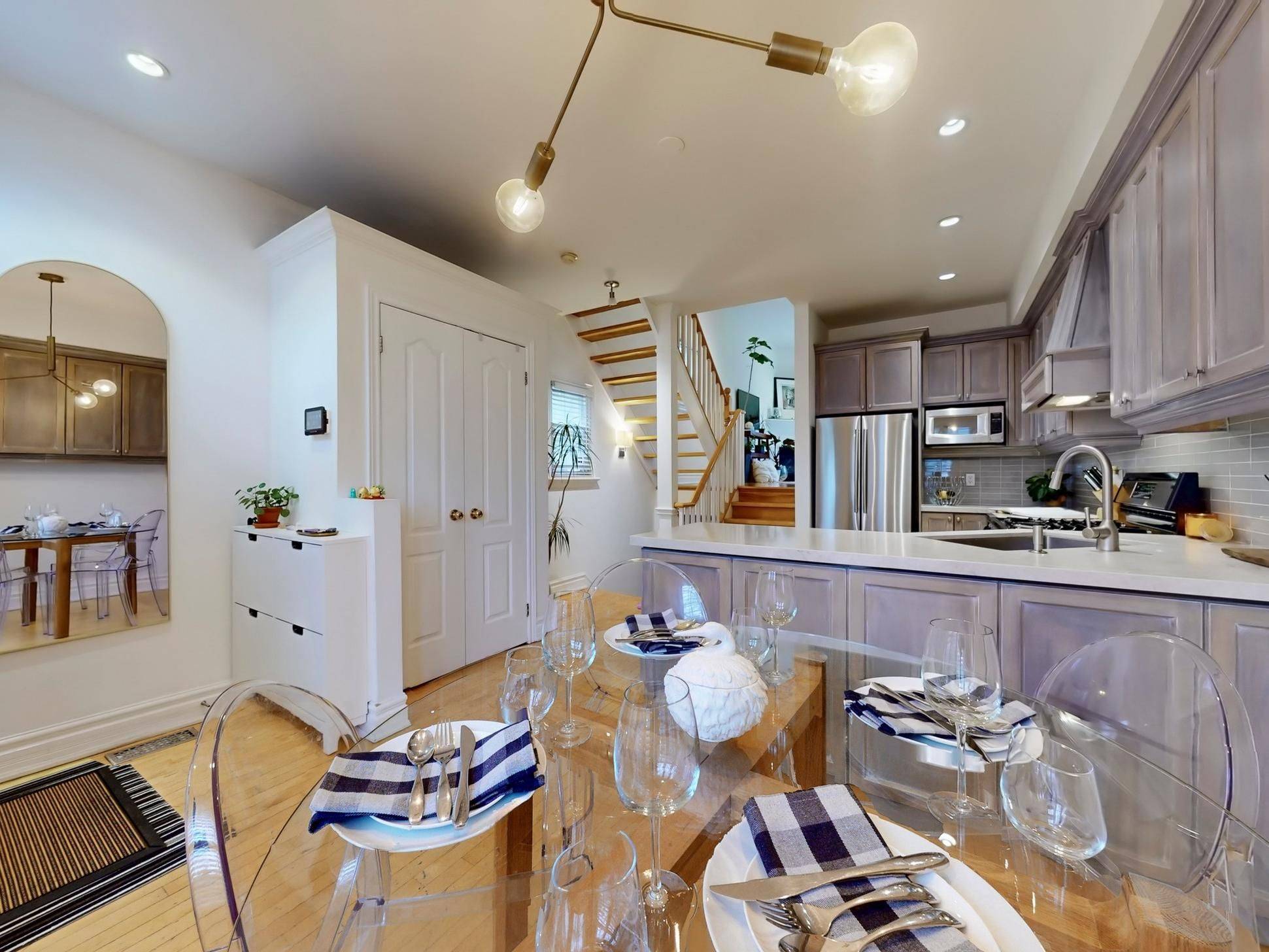 Toronto E01, ON M4L 2W4,9D Woodfield RD