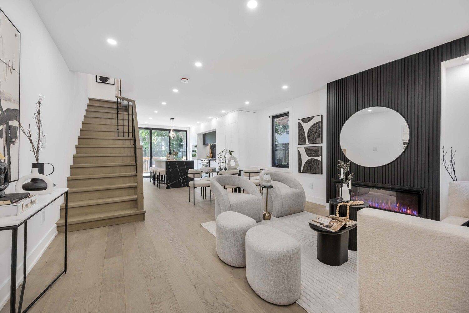 Toronto E02, ON M4E 2P8,324 Lee AVE