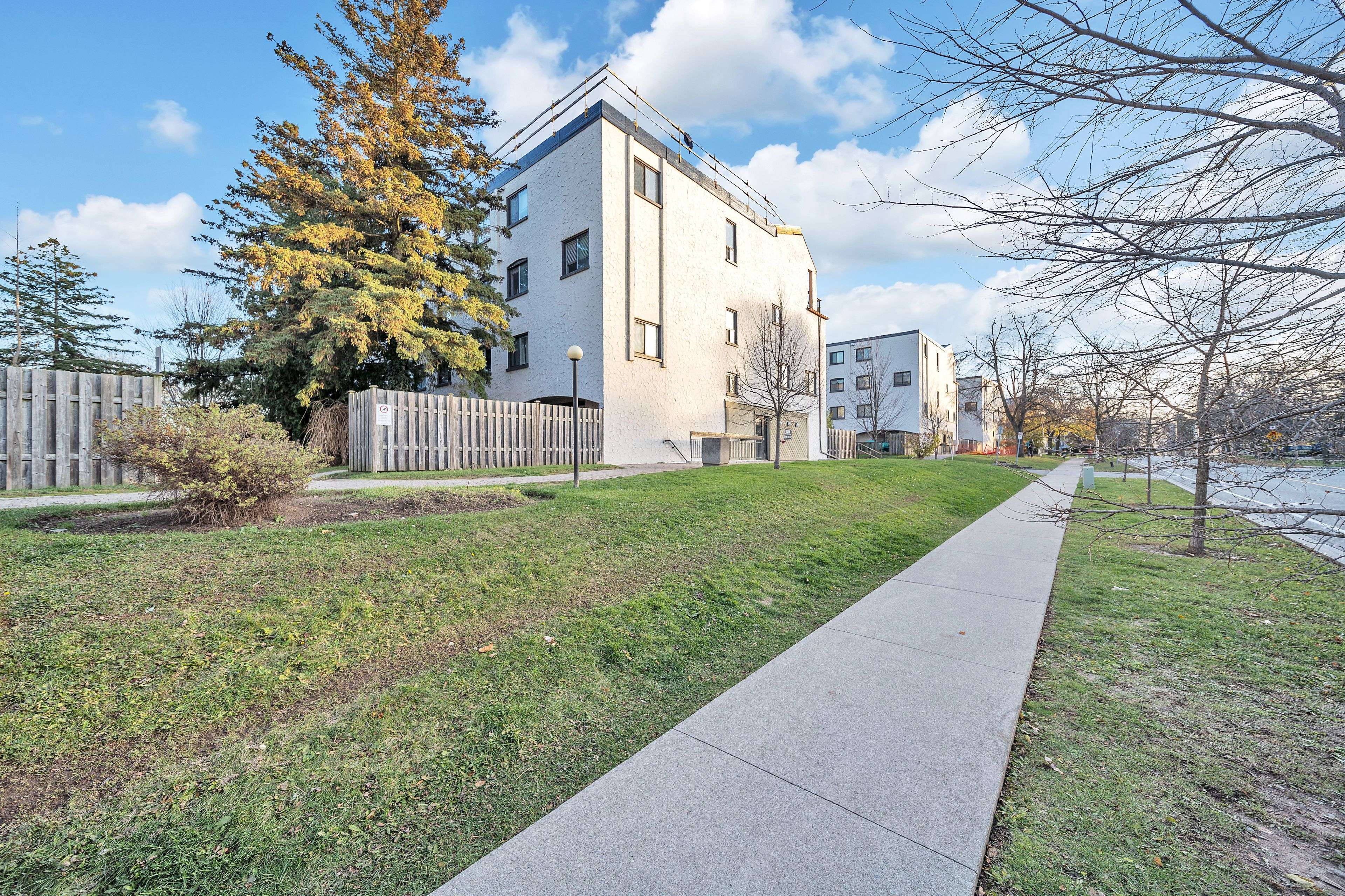 Oakville, ON L6H 2P3,1058 Falgarwood DR #132