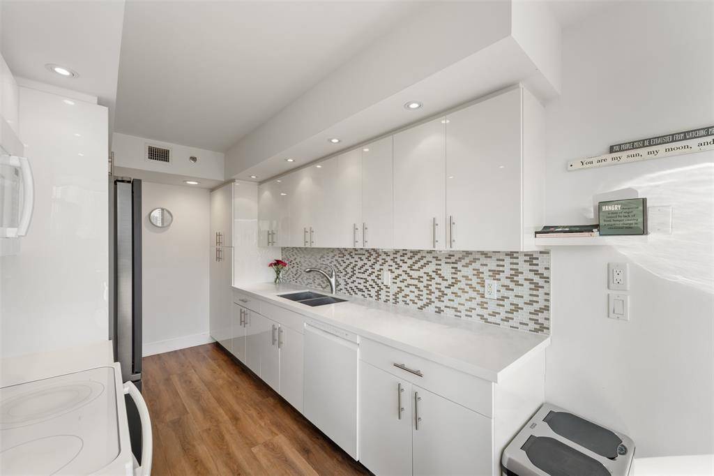 Aventura, FL 33160,1000 E Island Blvd #807