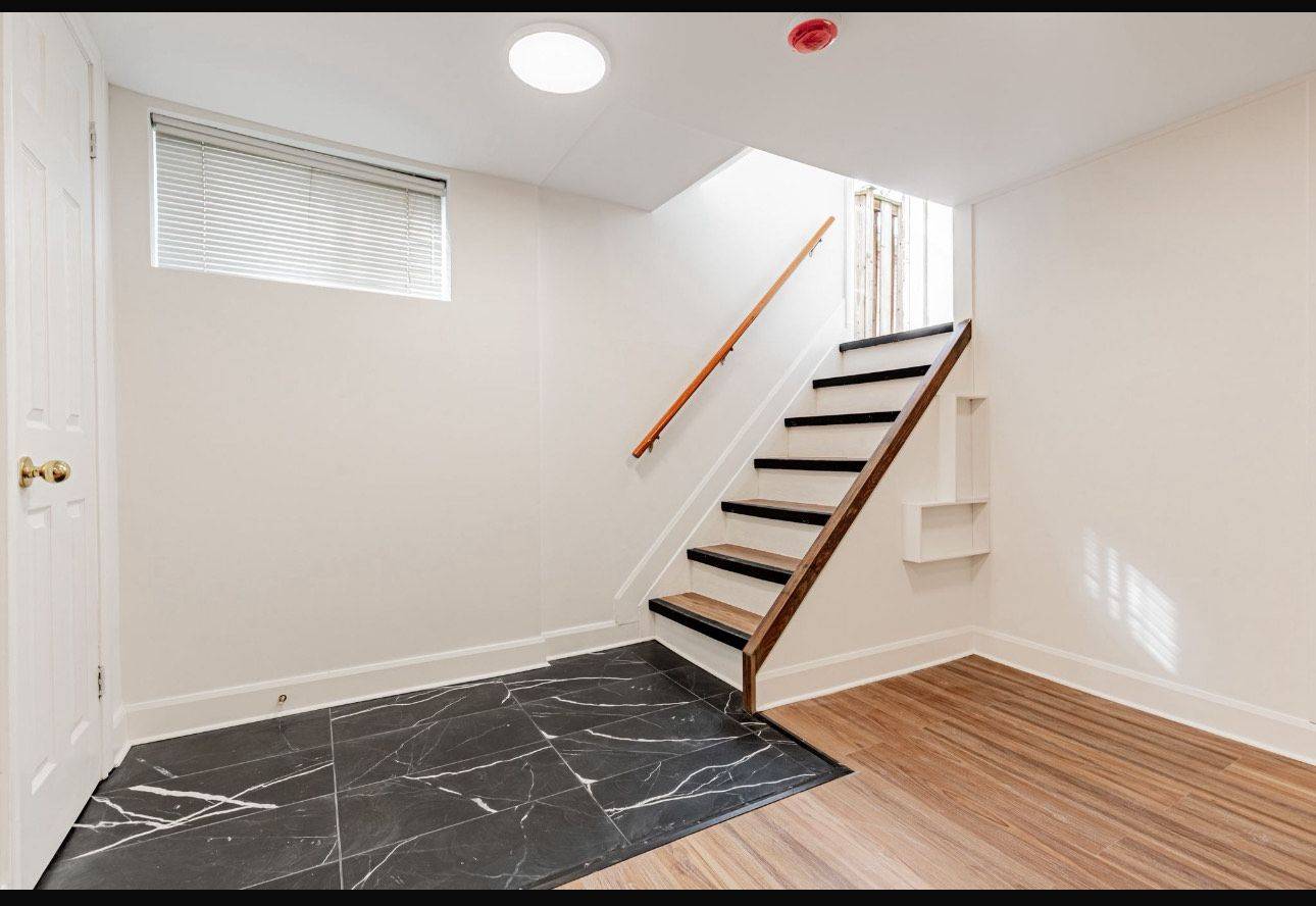 Toronto W07, ON M8Y 2H7,26 Reid MNR