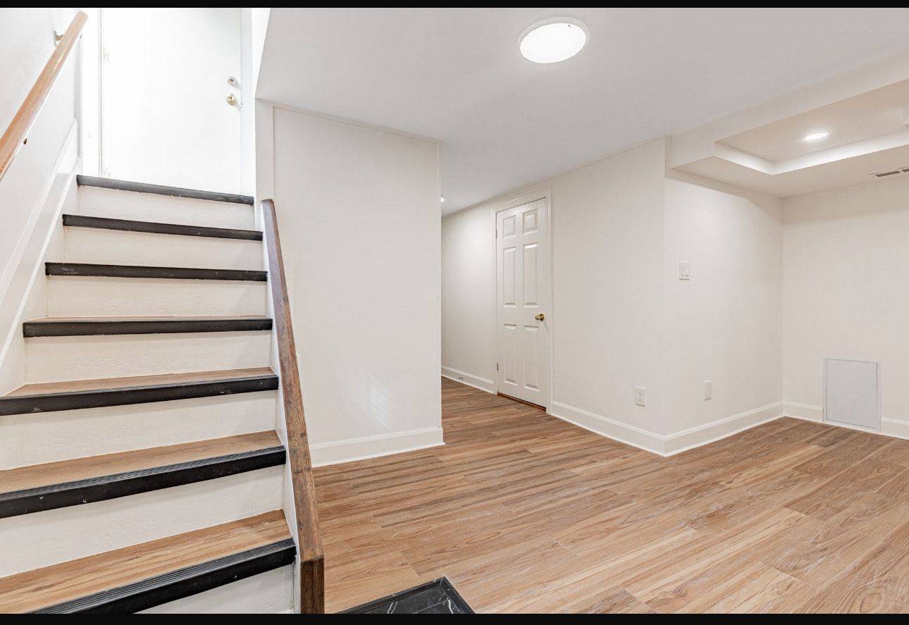 Toronto W07, ON M8Y 2H7,26 Reid MNR