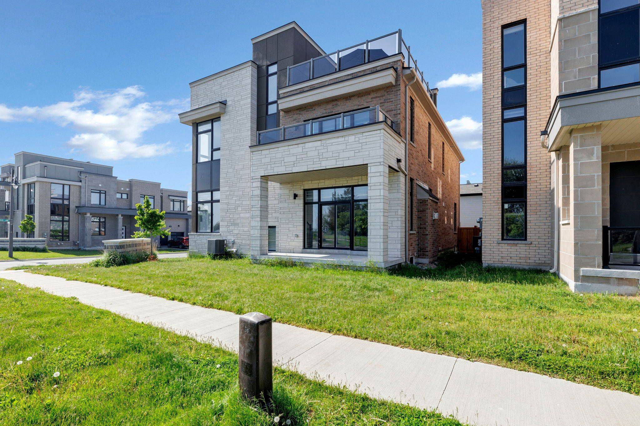 Clarington, ON L1C 4A7,3 Larkin LN