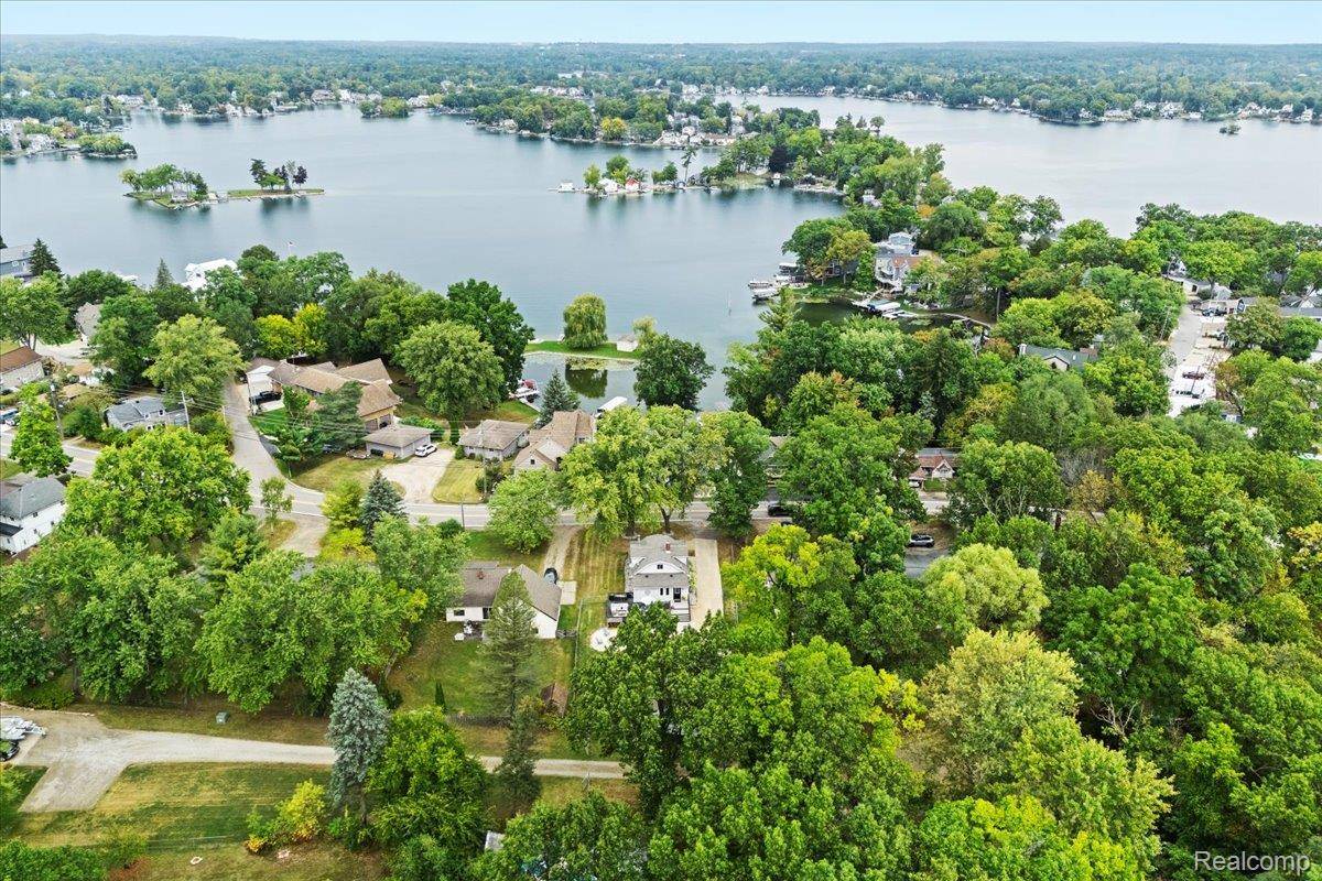 Lake Orion, MI 48362,593 Heights RD