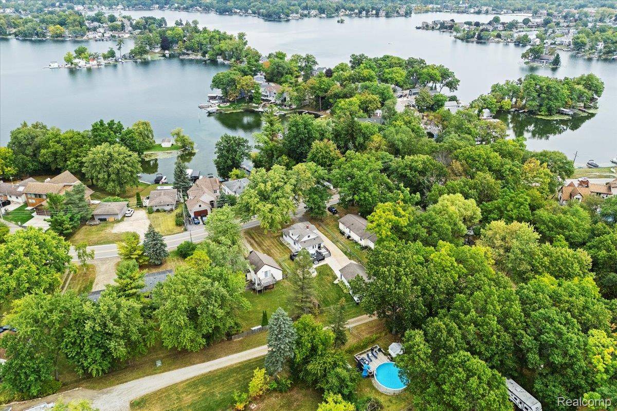 Lake Orion, MI 48362,593 Heights RD