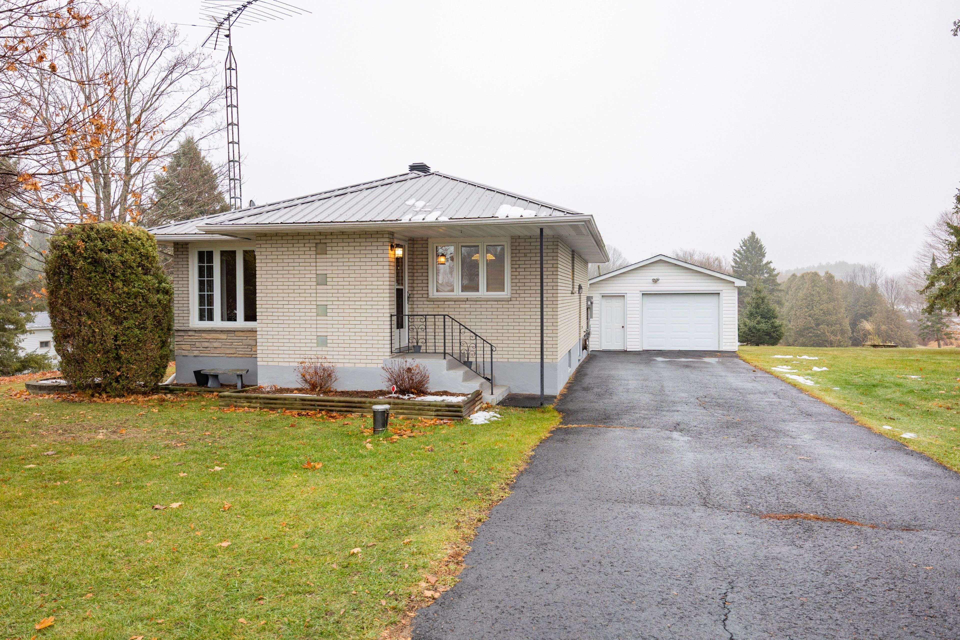 North Glengarry, ON K0C 1A0,20676 Glen Robertson RD