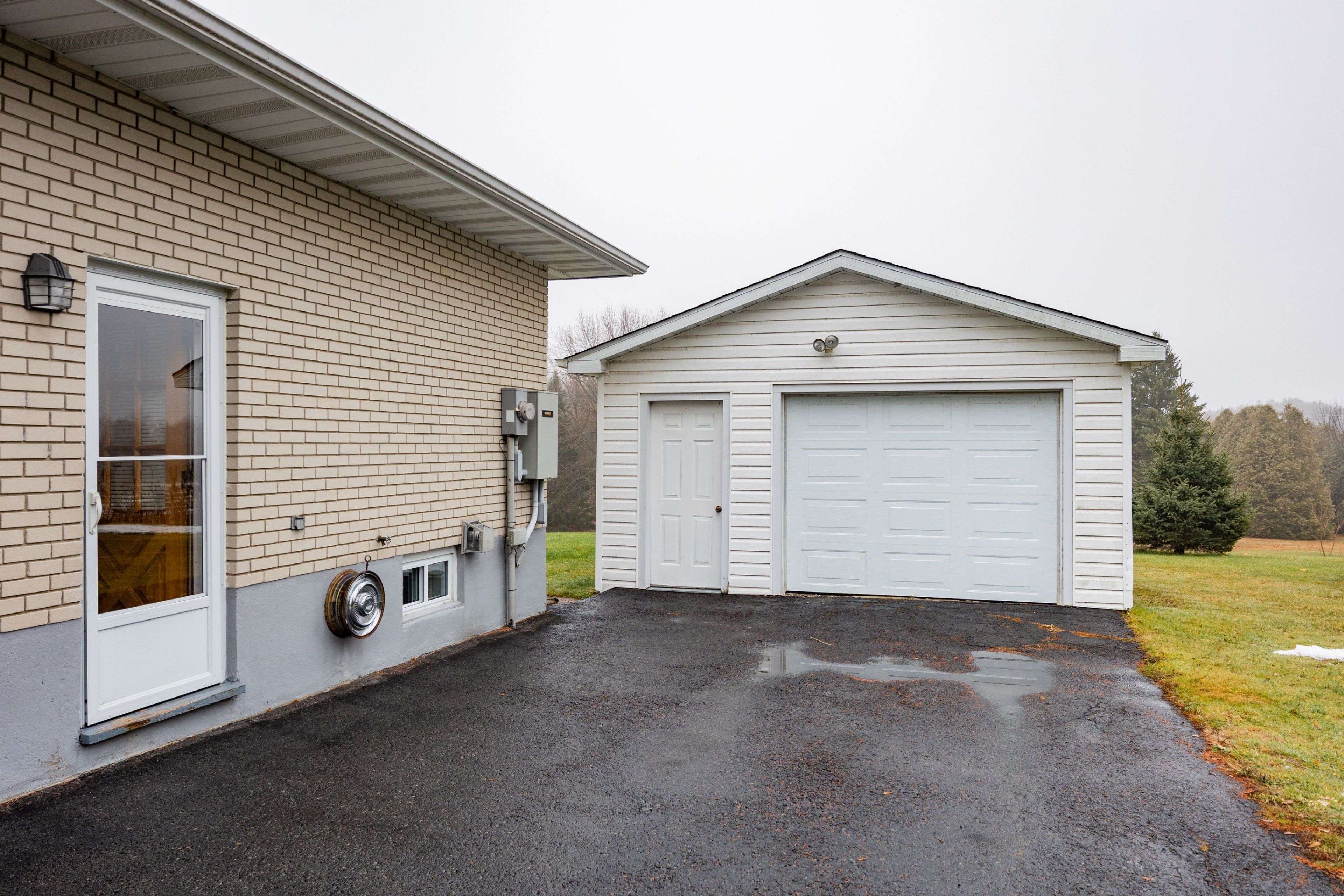 North Glengarry, ON K0C 1A0,20676 Glen Robertson RD