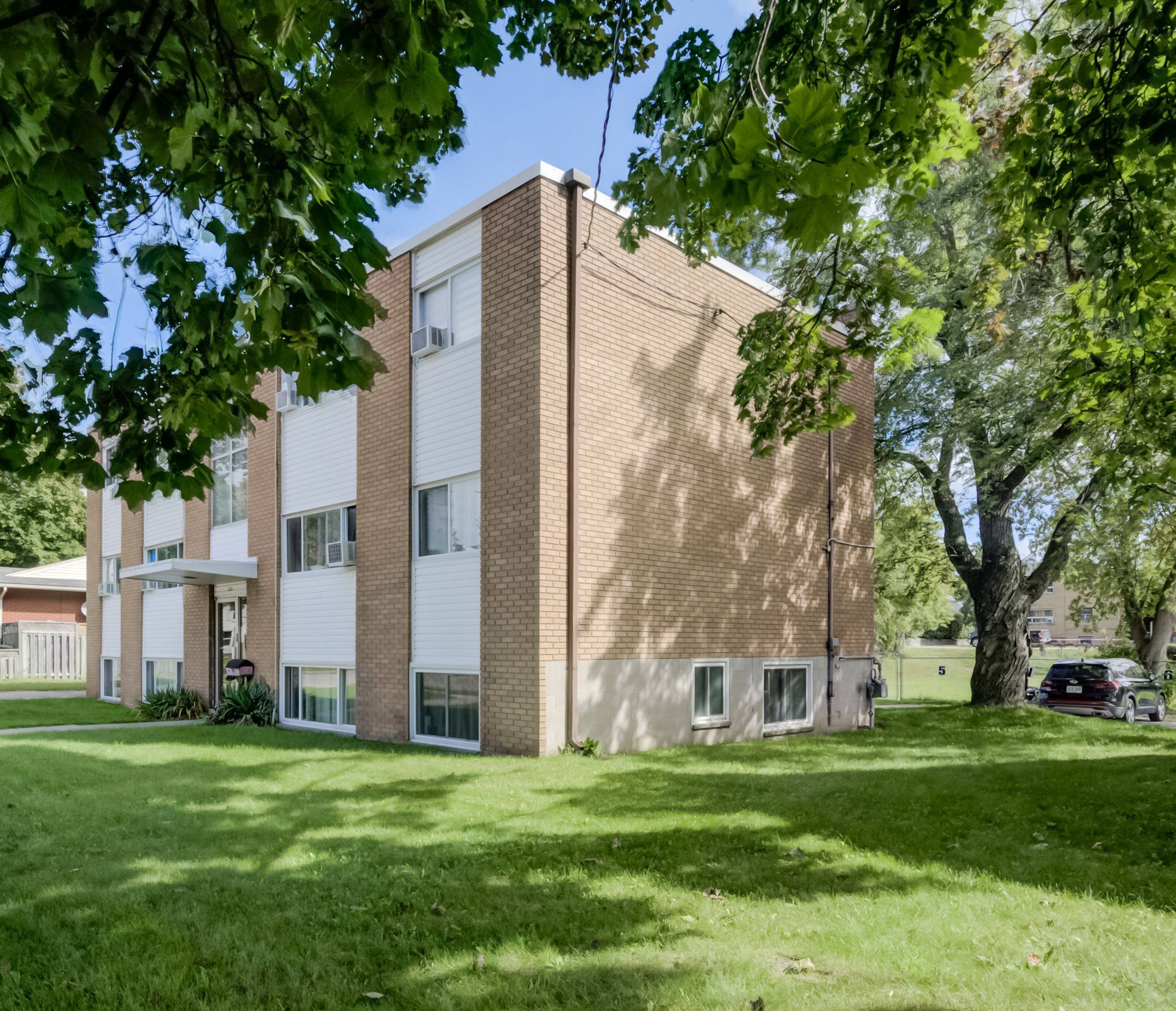 Cambridge, ON N3H 4B4,125 Schlueter ST