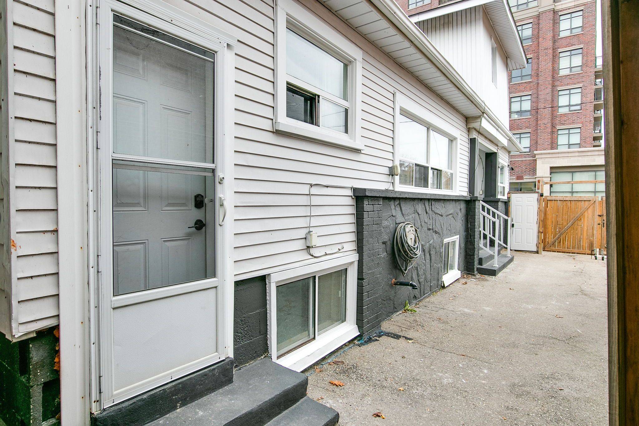 Toronto W06, ON M8W 3J4,80 Long Branch AVE