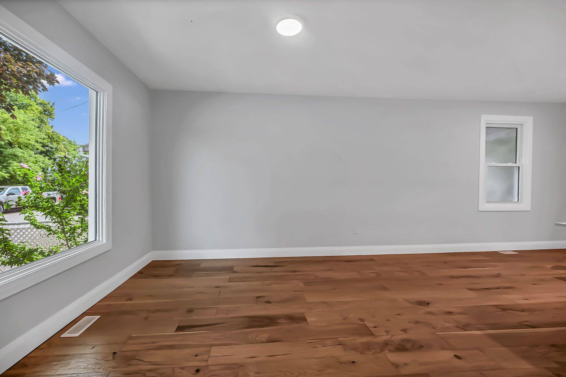 Hamilton, ON L8L 7K2,193 Glendale AVE N