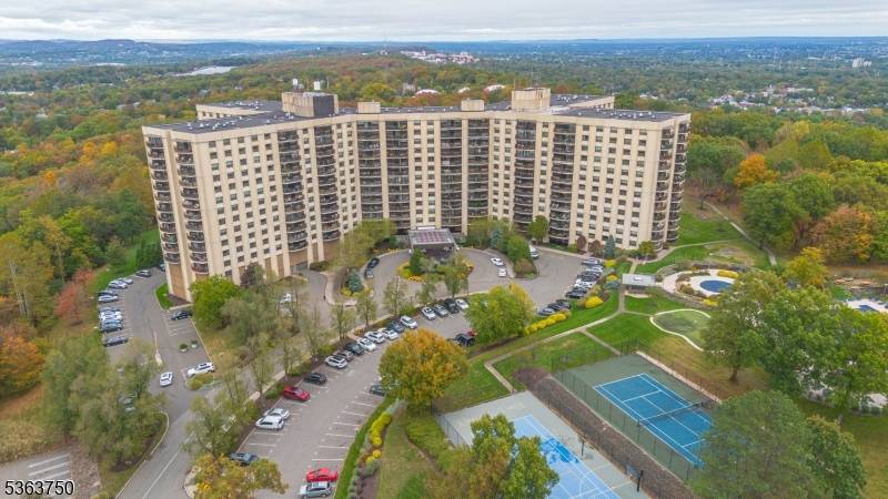 Verona Twp., NJ 07044,2 Claridge Dr #1GE